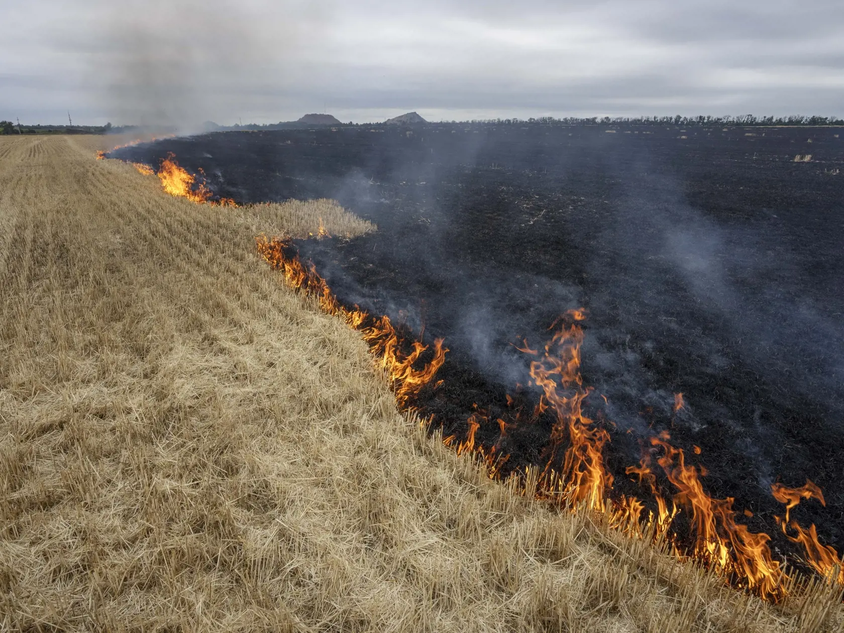 KK30 Kurachovo - Na snímke obilné pole počas požiaru v meste Kurachovo v Doneckej oblasti na východe Ukrajiny 21. júla 2022. 
Grain fields burn, on the outskirts of Kurakhove, Donetsk Oblast, eastern Ukraine, Thursday, July 21, 2022. (AP Photo/Nariman El-Mofty)