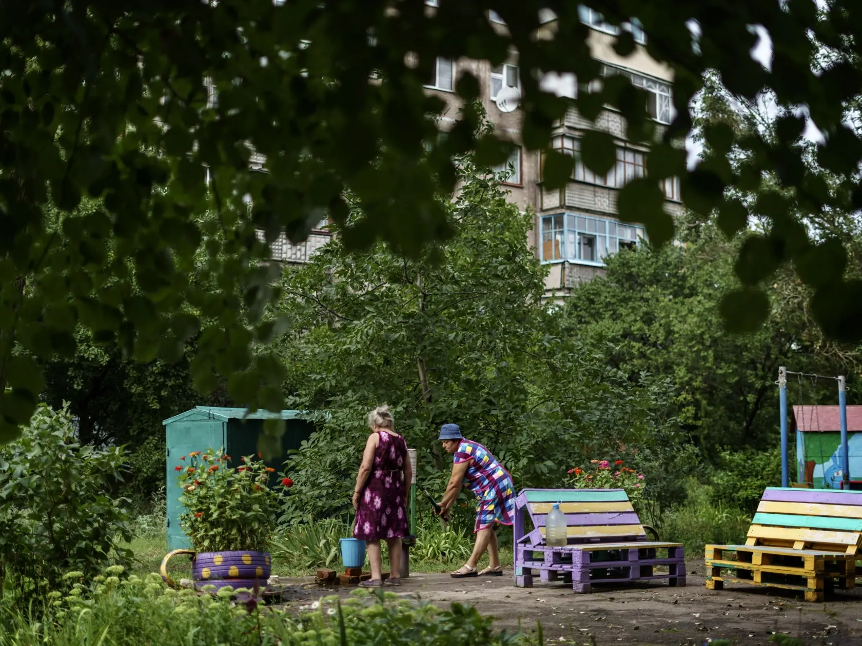 WA 12 Sloviansk - Dve ženy si naberajú vodu zo studne na dvore bytového komplexu v meste Sloviansk na východe Ukrajiny počas 163. dňa ruskej invázie na Ukrajinu v piatok 5. augusta 2022. FOTO TASR/AP

Two women pump water out of a well in the courtyard of an apartment complex in Sloviansk, Donetsk region, eastern Ukraine, Friday, Aug. 5, 2022. The city has no running water as artillery and missile strikes have downed power lines and punched through water pipes, leaving many in the area without e