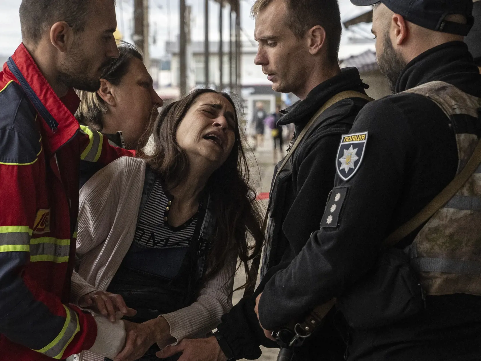 WA 34 Charkov - Sabina (uprostred) plače po úmrtí svojho manžela, ktorý zahynul pri ruskom ostreľovaní v ukrajinskom meste Charkov počas 148. dňa ruskej invázie na Ukrajinu vo štvrtok 21. júla 2022. FOTO TASR/AP  

Sabina, centre, cries after her husband Artem Pogorelets was killed by Russian shelling at Barabashovo market in Kharkiv, Ukraine, Thursday, July 21, 2022. (AP Photo/Evgeniy Maloletka)