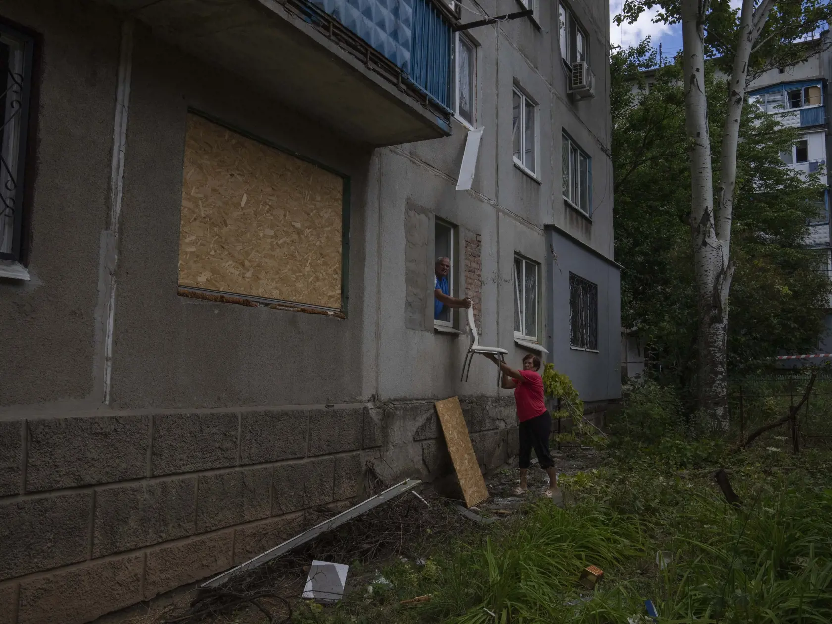 WA 11 Kramatorsk - Obyvatelia zachraňujú svoj majetok po raketovom útoku na päťposchodovú obytnú budovu v meste Kramatorsk v Doneckej oblasti na východe Ukrajiny počas 146. dňa ruskej invázie na Ukrajinu v utorok 19. júla 2022. FOTO TASR/AP 


Residents salvage what they can from their belongings, in the aftermath of a rocket on a five-story residential building, in Kramatorsk, eastern Ukraine, Tuesday, July 19, 2022. (AP Photo/Nariman El-Mofty)