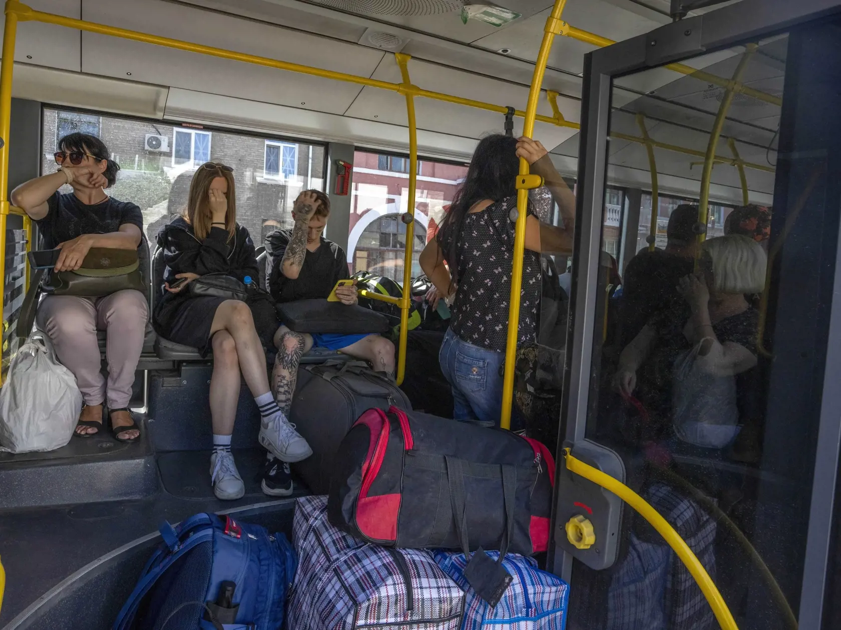 WA 5 Kramatorsk - Ľudia čakajú v evakuačnom autobuse v meste Kramatorsk v Doneckej oblasti na východe Ukrajiny počas 146. dňa ruskej invázie na Ukrajinu v utorok 19. júla 2022. FOTO TASR/AP 


People wait on an evacuation bus, in Kramatorsk, eastern Ukraine, Tuesday, July 19, 2022. Donetsk Pavlo Kyrylenko said four Russian strikes had been carried out on the city of Kramatorsk, and he urged civilians to evacuate. (AP Photo/Nariman El-Mofty)