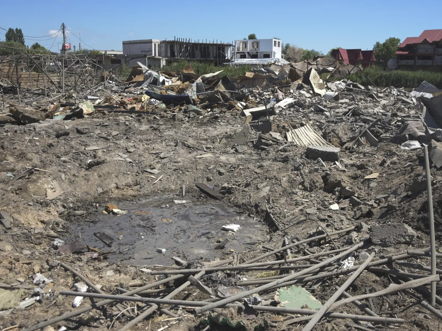 WA 27 Odesa - Jama po ruskom útoku na obytnú zónu v ukrajinskom prístavnom meste Odesa počas 153. dňa ruskej invázie na Ukrajinu v utorok 26. júla 2022. FOTO TASR/AP 
 
A crater of an explosion is seen in a residence area following Russian shelling on the outskirts of Odesa, Ukraine, Tuesday, July 26, 2022. (AP Photo/Michael Shtekel)