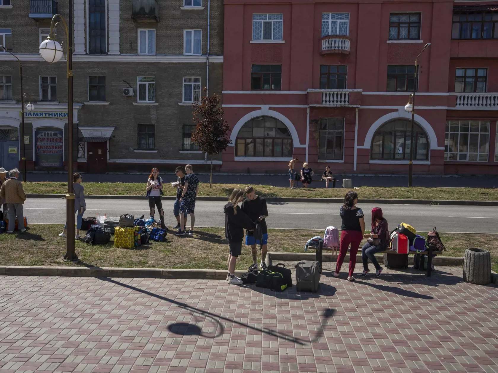 WA 6 Kramatorsk - Ľudia čakajú na  evakuačný autobus v meste Kramatorsk v Doneckej oblasti na východe Ukrajiny počas 146. dňa ruskej invázie na Ukrajinu v utorok 19. júla 2022. FOTO TASR/AP 


People wait for an evacuation bus, in Kramatorsk, eastern Ukraine, Tuesday, July 19, 2022. Donetsk Pavlo Kyrylenko said four Russian strikes had been carried out on the city of Kramatorsk, and he urged civilians to evacuate. (AP Photo/Nariman El-Mofty)