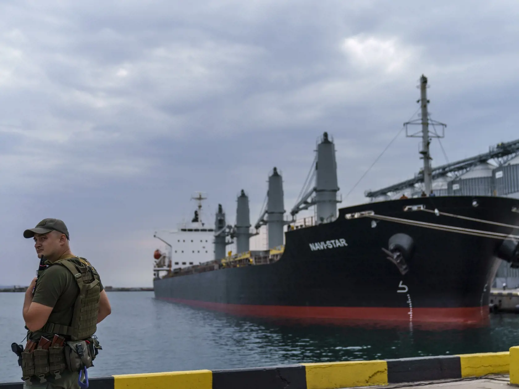 WA 47 Odesa - Na snímke bezpečnostný pracovník stojí pri nákladnej lodi s obilím, ktorá čaká na vyplávanie z čiernomorského prístavného mesta Odesa na juhu Ukrajiny počas 156. dňa ruskej invázie na Ukrajinu v piatok 29. júla 2022. FOTO TASR/AP 

A security officer stands next to the ship Navi-Star which sits full of grain since Russia's invasion of Ukraine began five months ago as it waits to sail from the Odesa Sea Port, in Odesa, Ukraine, Friday, July 29, 2022. (AP Photo/David Goldman)
