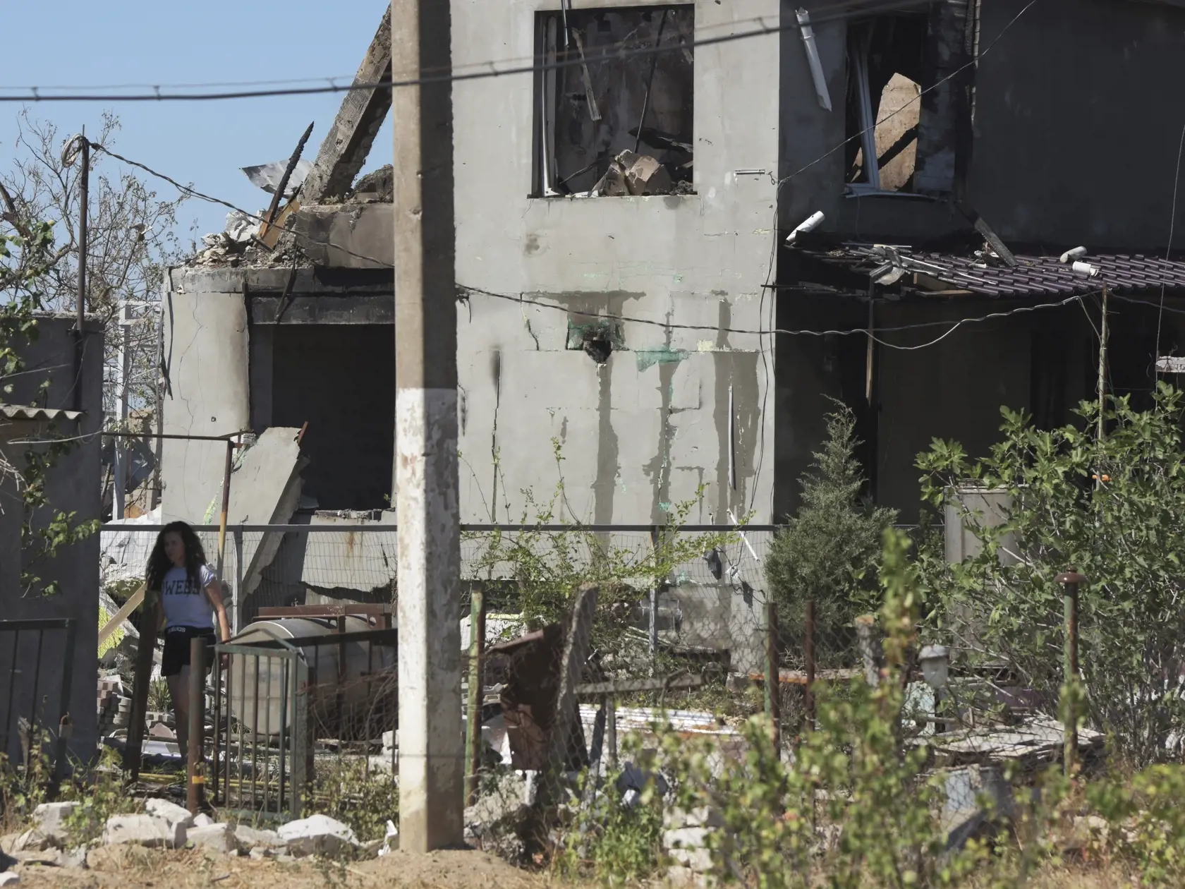 WA 25 Odesa - Žena kráča okolo obytnej budovy zničenej po ruskom útoku na ukrajinské prístavné mesto Odesa počas 153. dňa ruskej invázie na Ukrajinu v utorok 26. júla 2022. FOTO TASR/AP 
 
A woman walks in a yard of a apartment building destroyed by Russian shelling on the outskirts of Odesa, Ukraine, Tuesday, July 26, 2022. (AP Photo/Michael Shtekel)