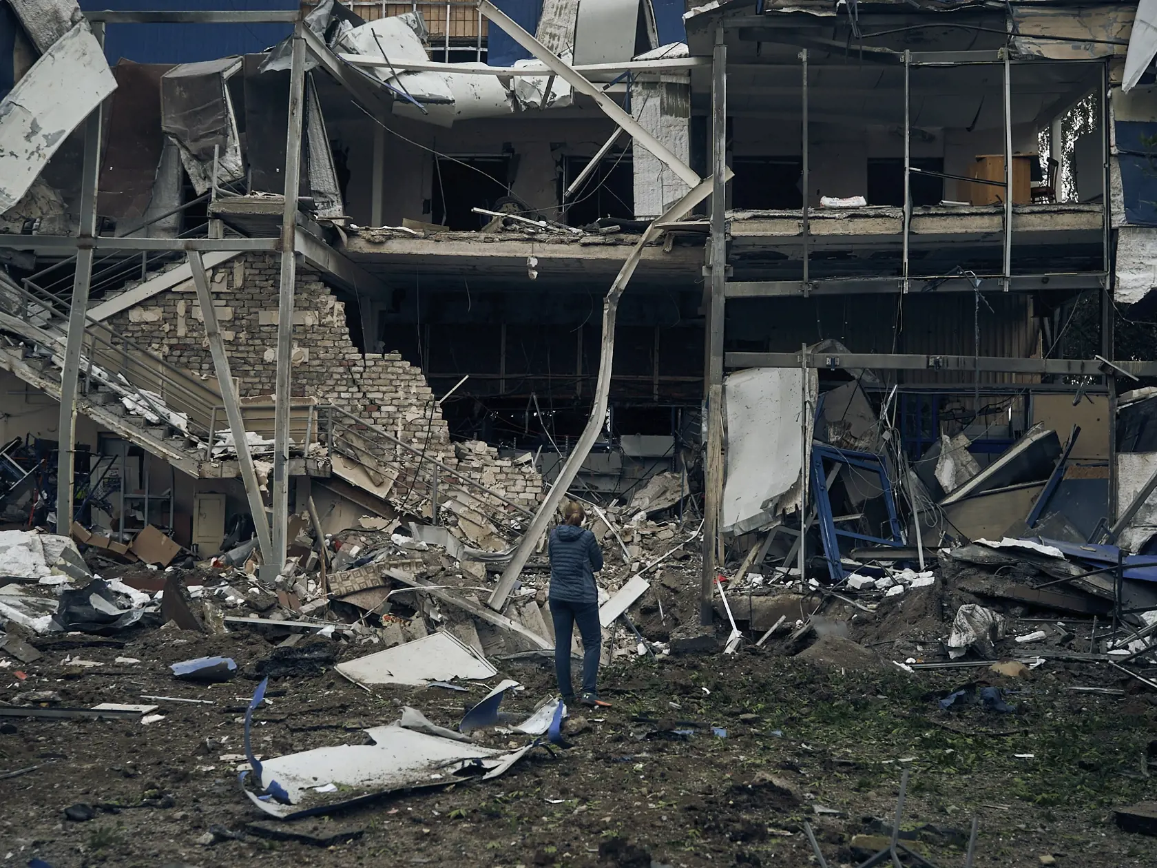 PK 26 Mykolajiv - Žena stojí pred budovou zničenou pri nočnom bombardovaní v Mykolajive na juhu Ukrajiny 3. augusta 2022. Podľa miestnych médií bol zničený supermarket, výškové budovy a lekáreň. FOTO TASR/AP 

A woman stands in front of destroyed buildings after the Russian shelling in Mykolaiv, Ukraine, Wednesday, Aug. 3, 2022. According local media, supermarket, high-rise buildings and pharmacy were damaged. (AP Photo/Kostiantyn Liberov)