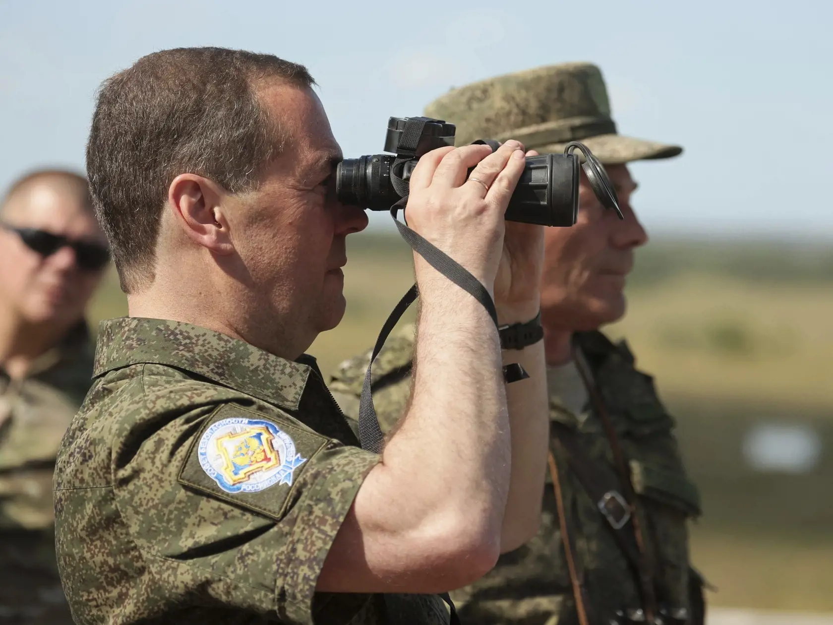 WA 20 Orenburg - Podpredseda Ruskej bezpečnostnej rady, predseda strany Zjednotené Rusko a bývalý ruský prezident Dmitrij Medvedev sa pozerá cez ďalekohľad počas návštevy vojenskej posádky v Orenburskej oblasti na juhozápade Ruska v piatok 5. augusta 2022. FOTO TASR/AP 

Deputy head of Russia's Security Council and chairman of the United Russia party, Dmitry Medvedev looks through a binocular as he visits Totsk military garrison in the Orenburg region, Russia, Friday, Aug. 5, 2022. (Ekaterina Sh