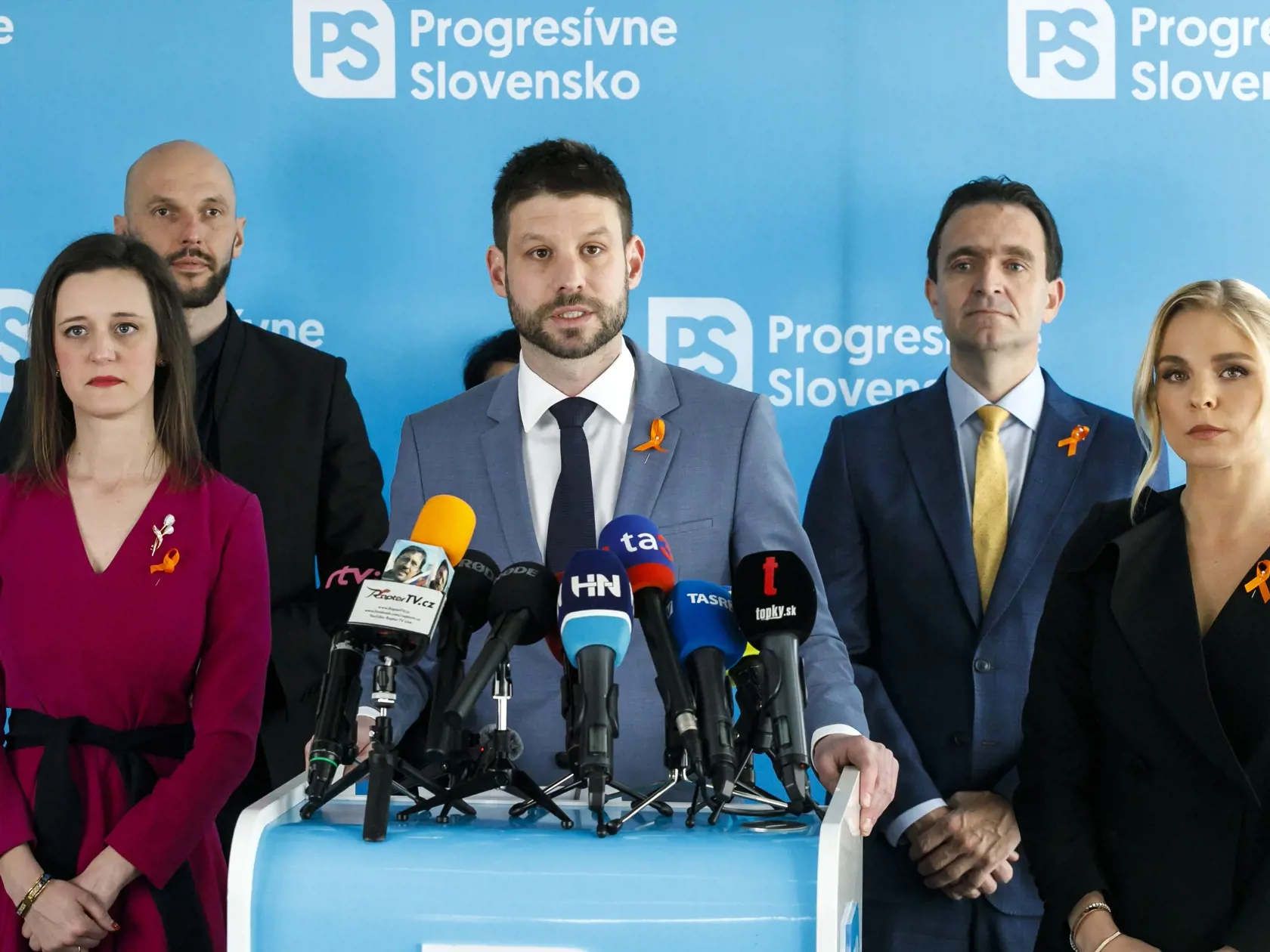 Na snímke zľava diplomatka Ľubica Karvašová, podpredseda hnutia Progresívne Slovensko (PS) Michal Truban, predseda PS Michal Šimečka, expremiér a líder kandidátky PS vo voľbách do Európskeho parlamentu (EP) Ľudovít Ódor a moderátorka Veronika Cifrová Ostrihoňová počas tlačovej konferencie hnutia Progresívne Slovensko v Bratislave 20. februára 2024. PS predstavilo ďalšie osobnosti, ktoré posilnia hnutie vo voľbách do EP. Politické strany alebo koalície môžu podávať kandidátne listiny do volieb do