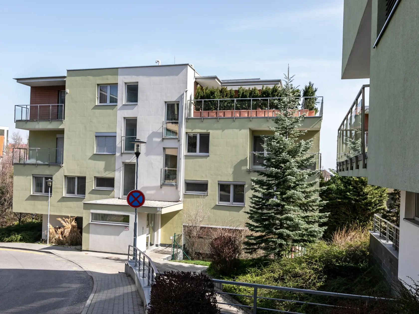 Na snímke je dom na Kolibe, kde býva slovenská herečka Zdena Studenková a Braňo Kostka. 