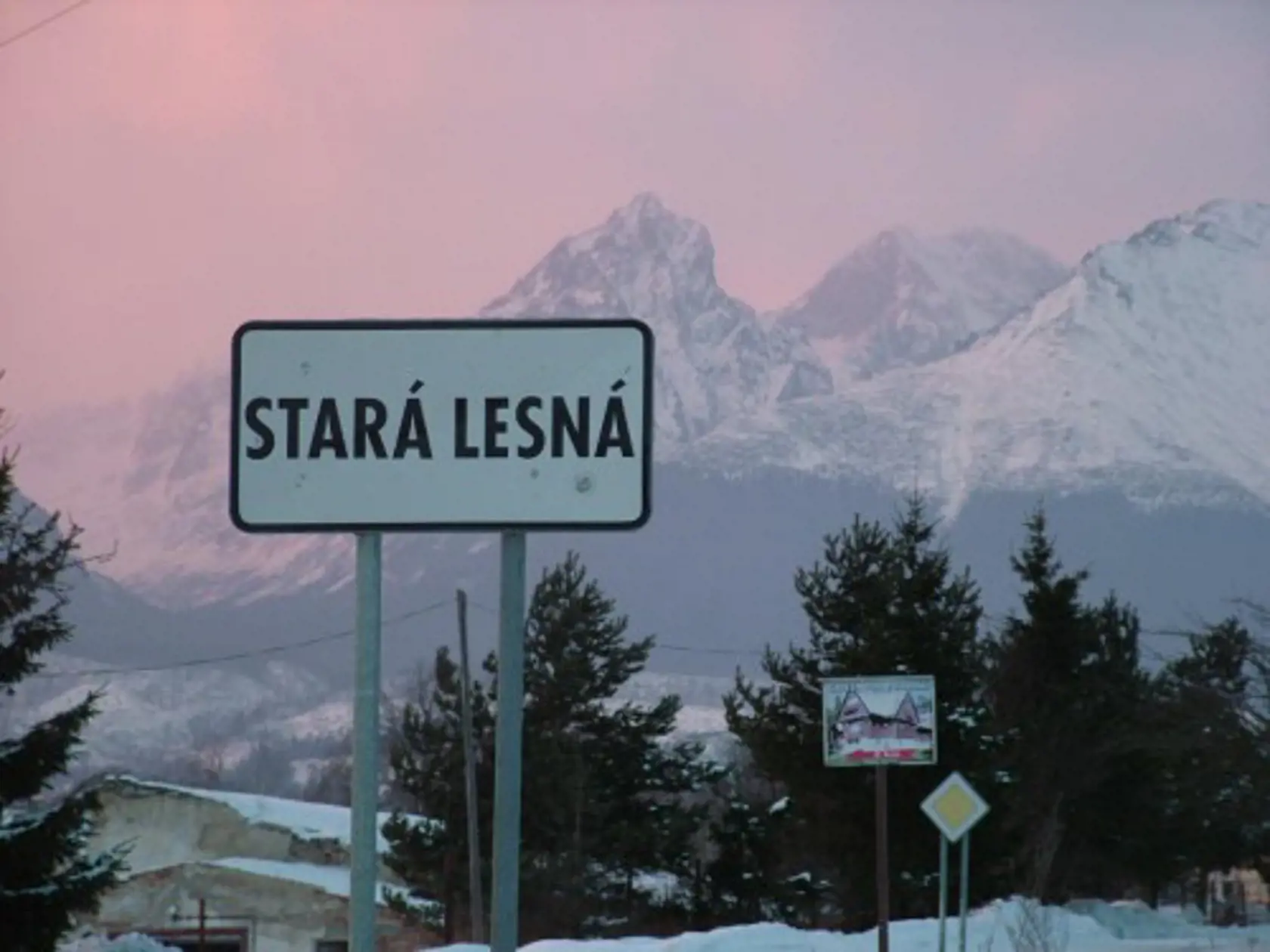 Stará Lesná leží pod Tatrami.