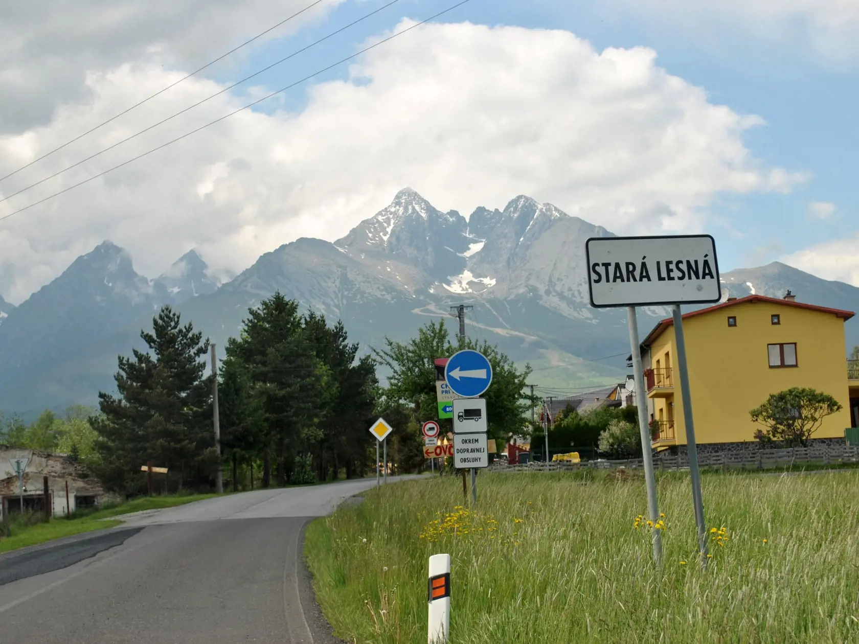 Stará Lesná leží rovno pod Tatrami. 