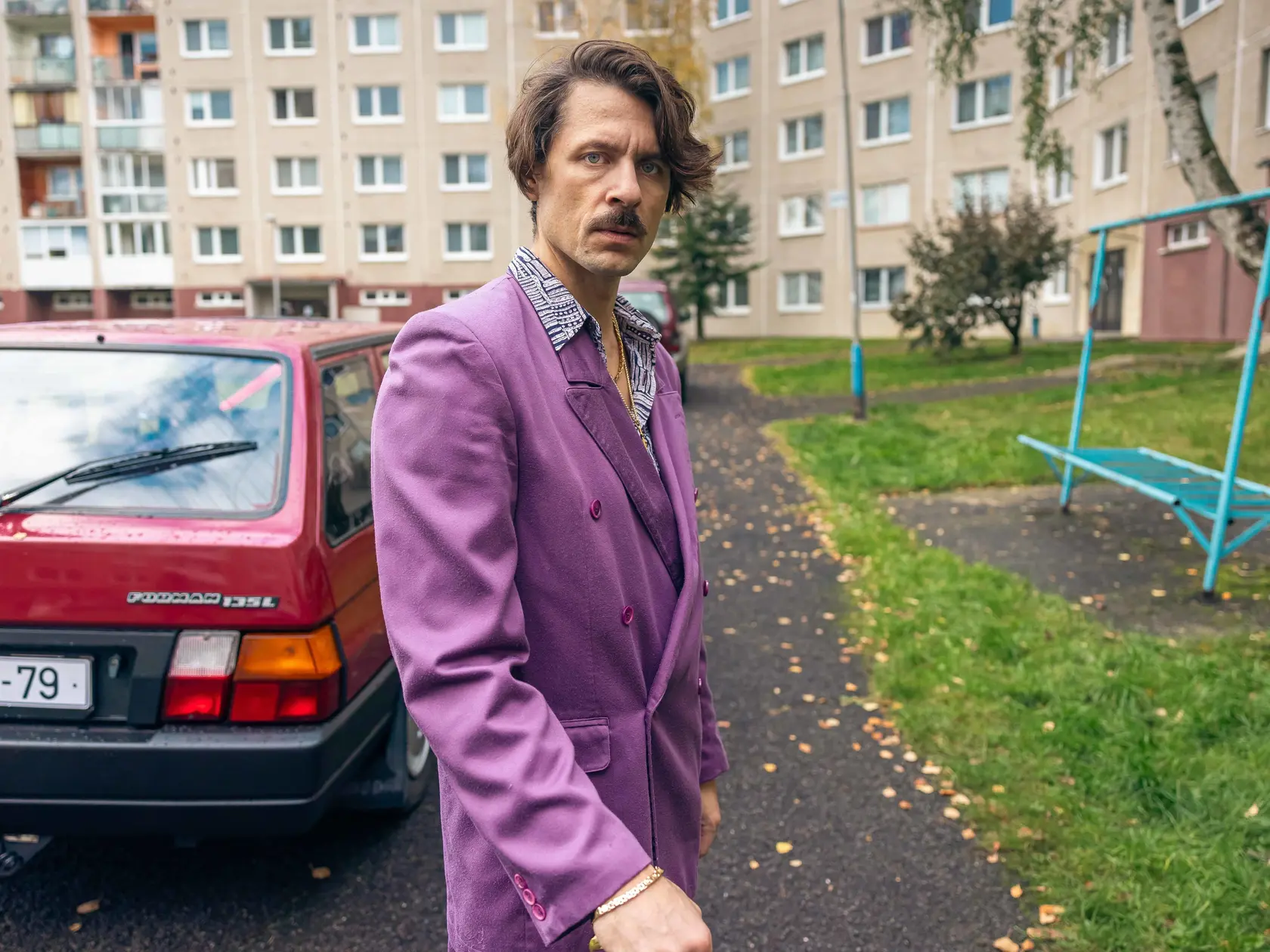 Juraj Loj ako mafián bratislavského podsvetia v snímke ČERNÁK. 