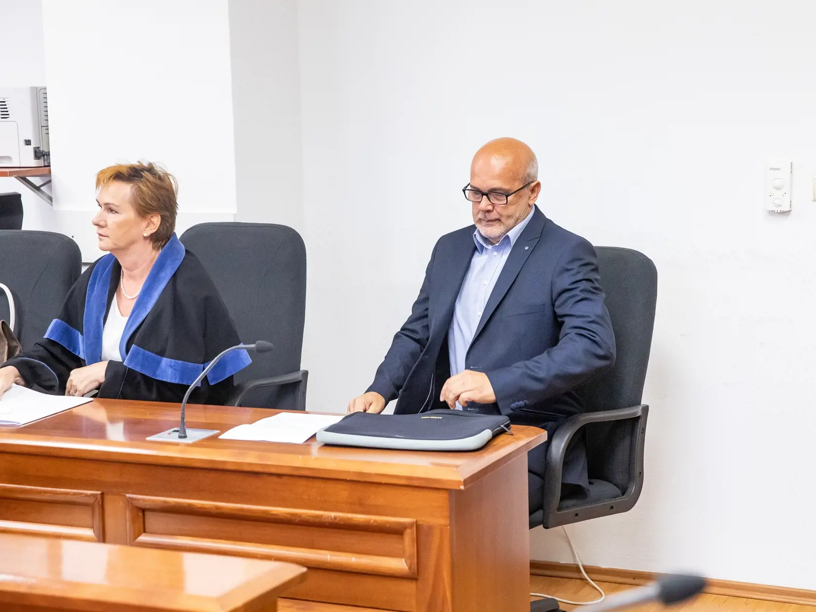Bývalý dekan Prírodovedeckej fakulty UK, ktorého pristihli pri preberaní 20-tisícového úplatku na Špecializovanom trestnom súde. Milan Trizna z Pezinku odišiel so štvorročnou podmienkou a peňažným trestom vo výške 8000€.