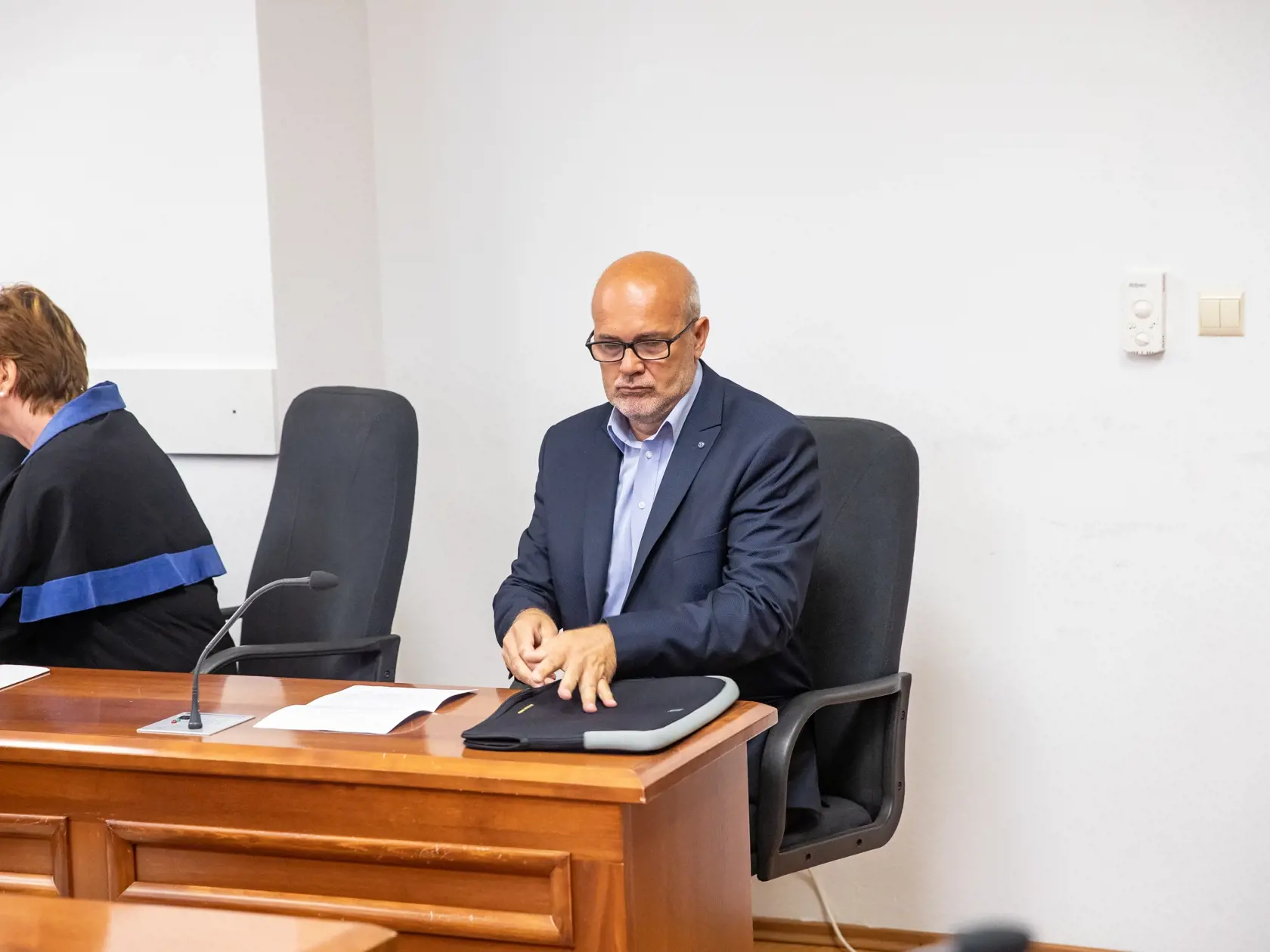 Bývalý dekan Prírodovedeckej fakulty UK, ktorého pristihli pri preberaní 20-tisícového úplatku na Špecializovanom trestnom súde. Milan Trizna z Pezinku odišiel so štvorročnou podmienkou a peňažným trestom vo výške 8000€.