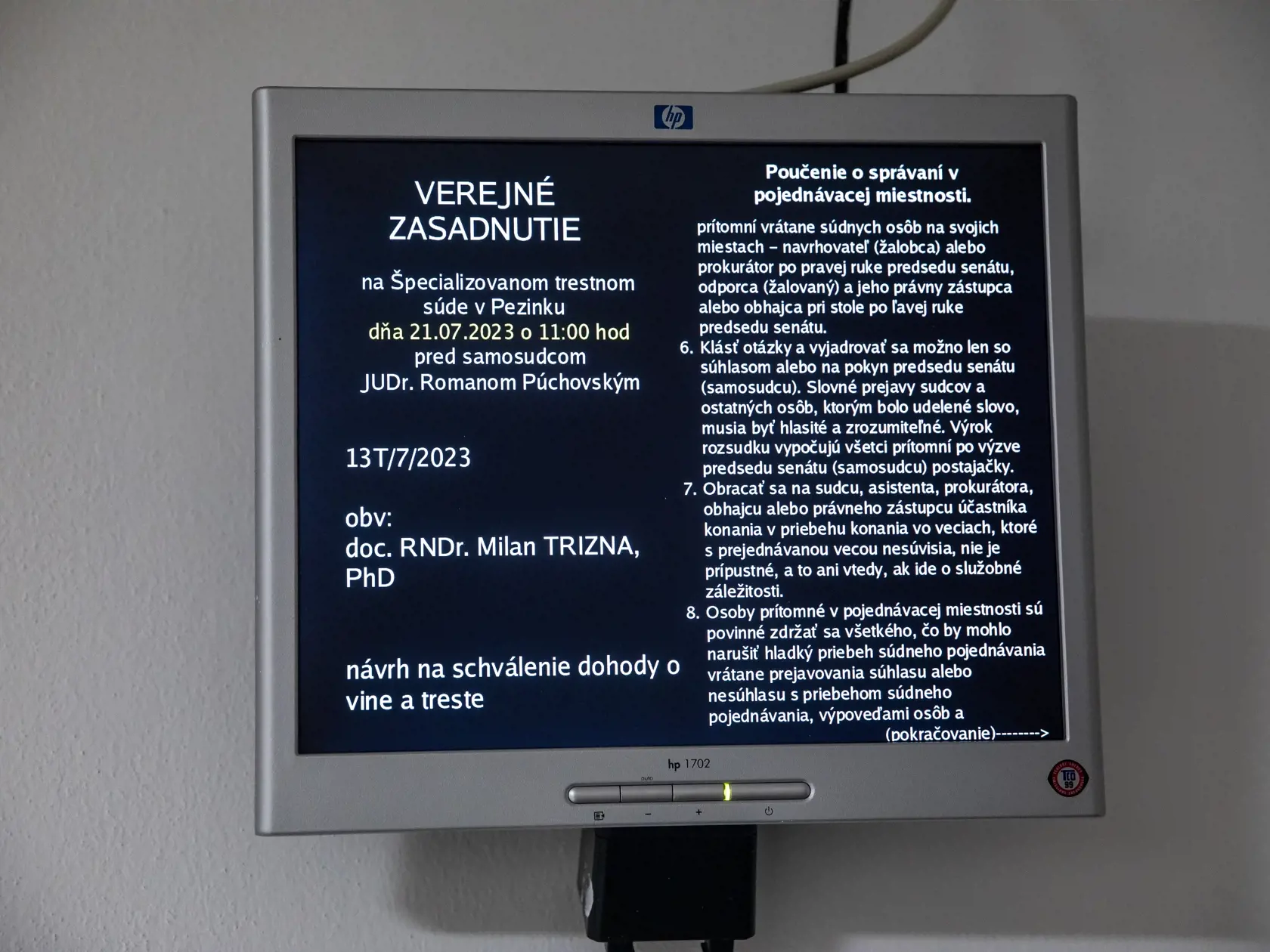 Bývalý dekan Prírodovedeckej fakulty UK, ktorého pristihli pri preberaní 20-tisícového úplatku na Špecializovanom trestnom súde. Milan Trizna z Pezinku odišiel so štvorročnou podmienkou a peňažným trestom vo výške 8000€.