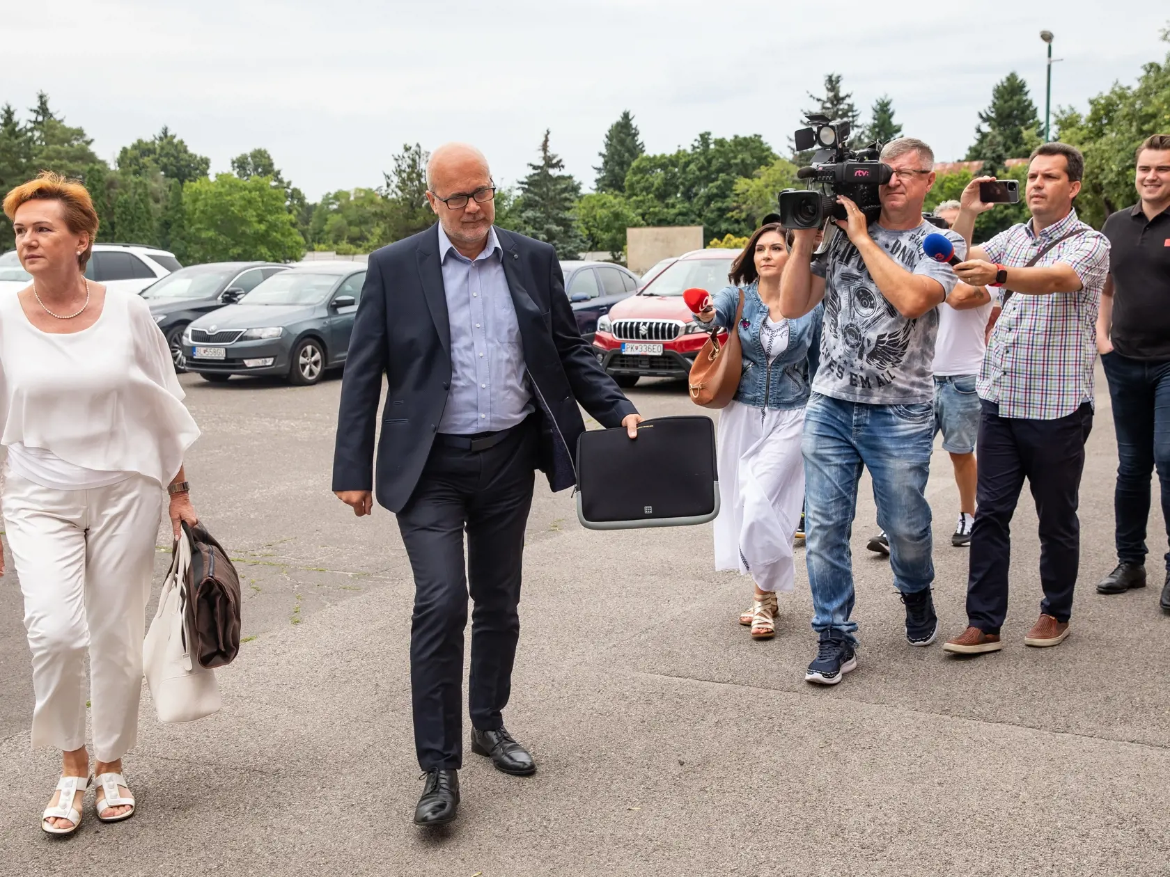 Bývalý dekan Prírodovedeckej fakulty UK, ktorého pristihli pri preberaní 20-tisícového úplatku na Špecializovanom trestnom súde. Milan Trizna z Pezinku odišiel so štvorročnou podmienkou a peňažným trestom vo výške 8000€.