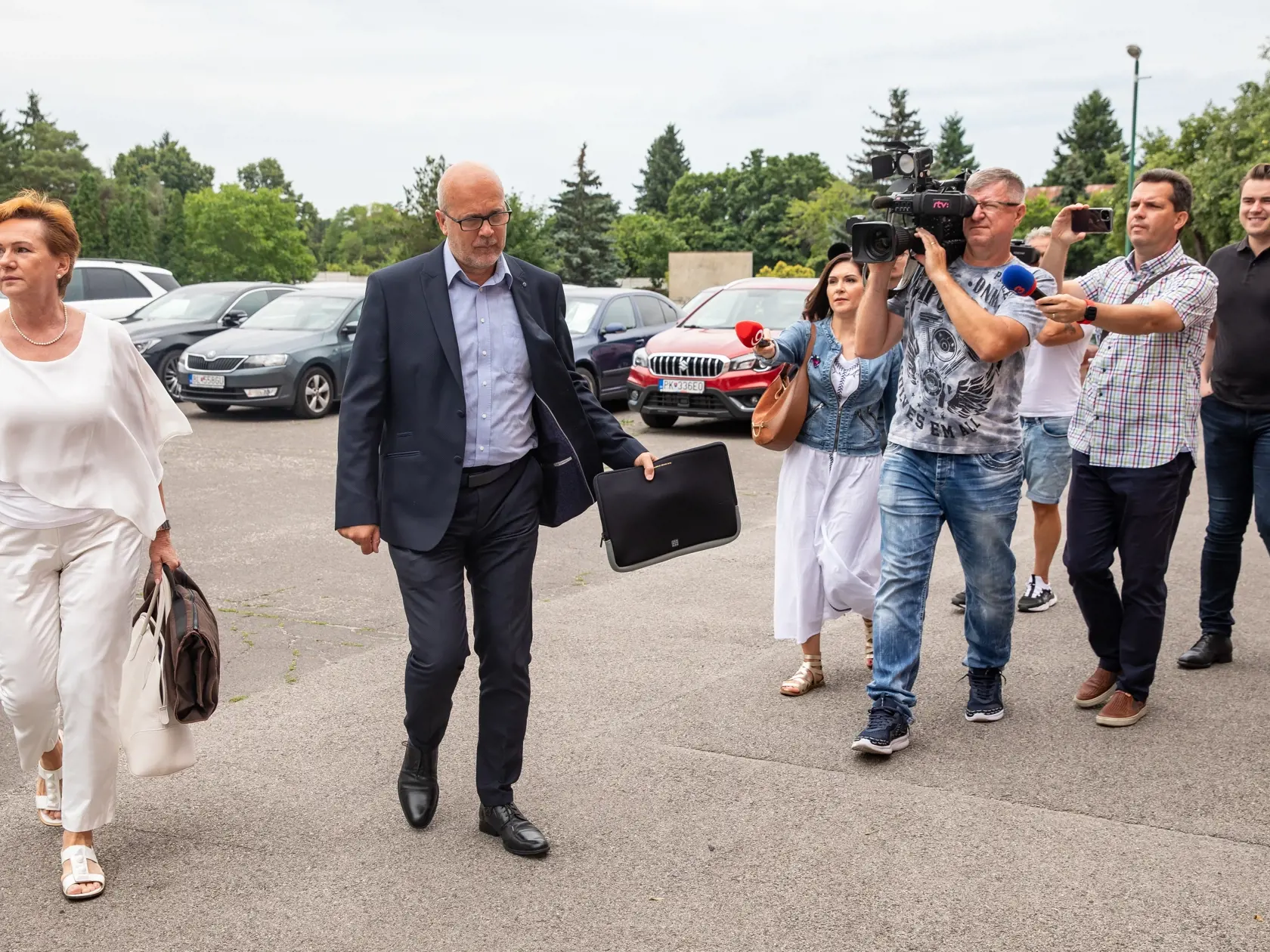 Bývalý dekan Prírodovedeckej fakulty UK, ktorého pristihli pri preberaní 20-tisícového úplatku na Špecializovanom trestnom súde. Milan Trizna z Pezinku odišiel so štvorročnou podmienkou a peňažným trestom vo výške 8000€.