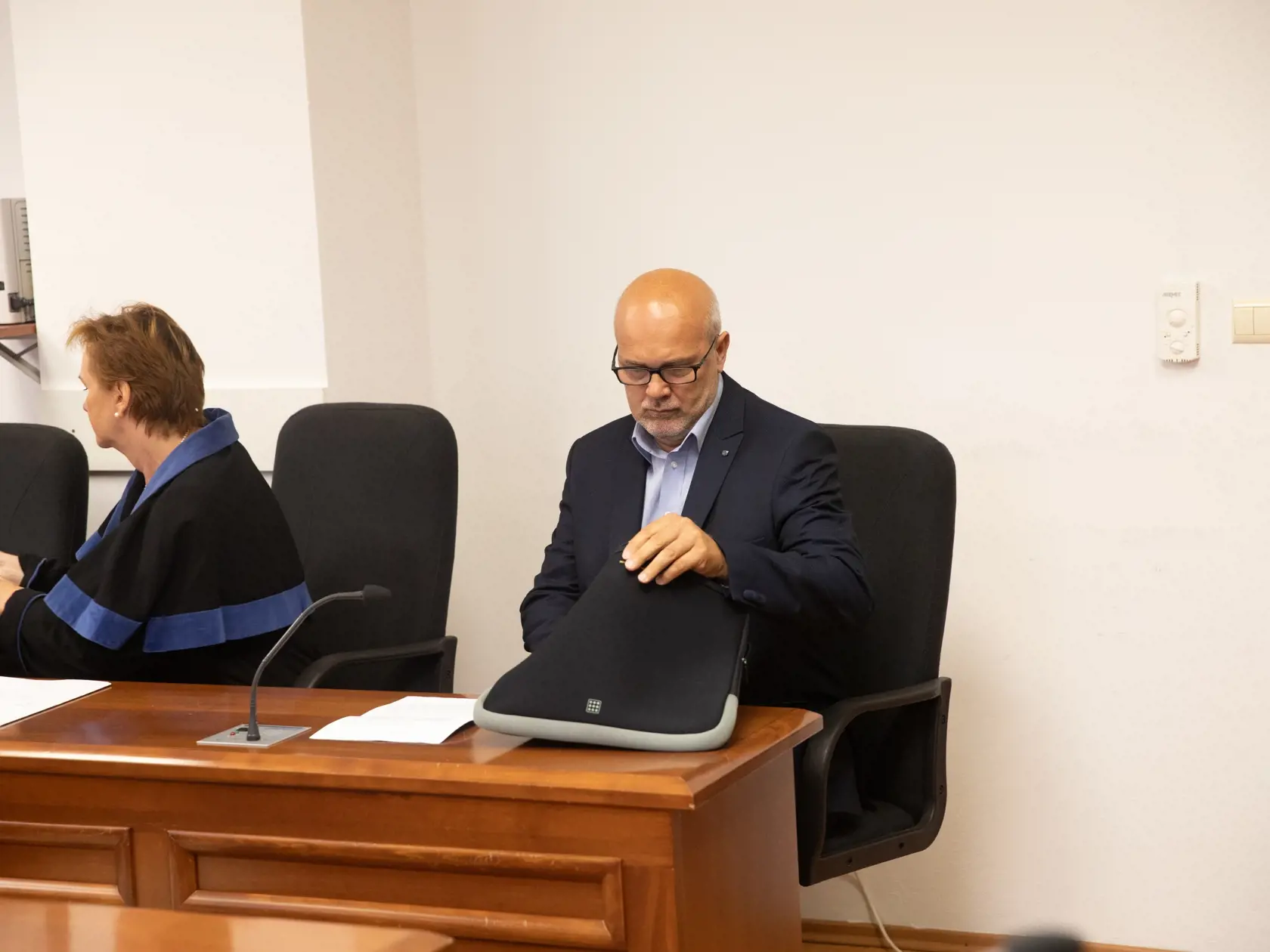 Bývalý dekan Prírodovedeckej fakulty UK, ktorého pristihli pri preberaní 20-tisícového úplatku na Špecializovanom trestnom súde. Milan Trizna z Pezinku odišiel so štvorročnou podmienkou a peňažným trestom vo výške 8000€.
