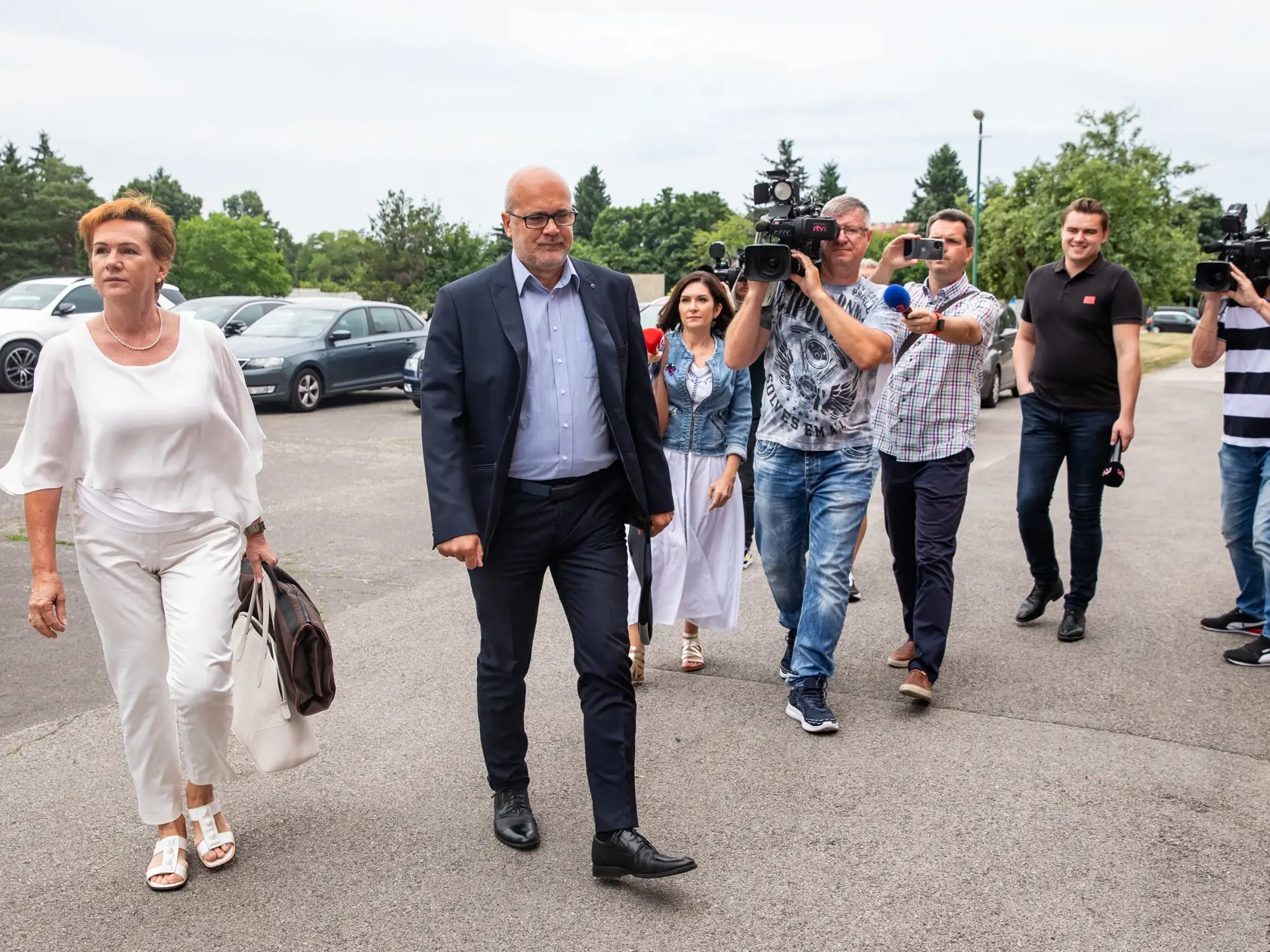 Bývalý dekan Prírodovedeckej fakulty UK, ktorého pristihli pri preberaní 20-tisícového úplatku na Špecializovanom trestnom súde. Milan Trizna z Pezinku odišiel so štvorročnou podmienkou a peňažným trestom vo výške 8000€.