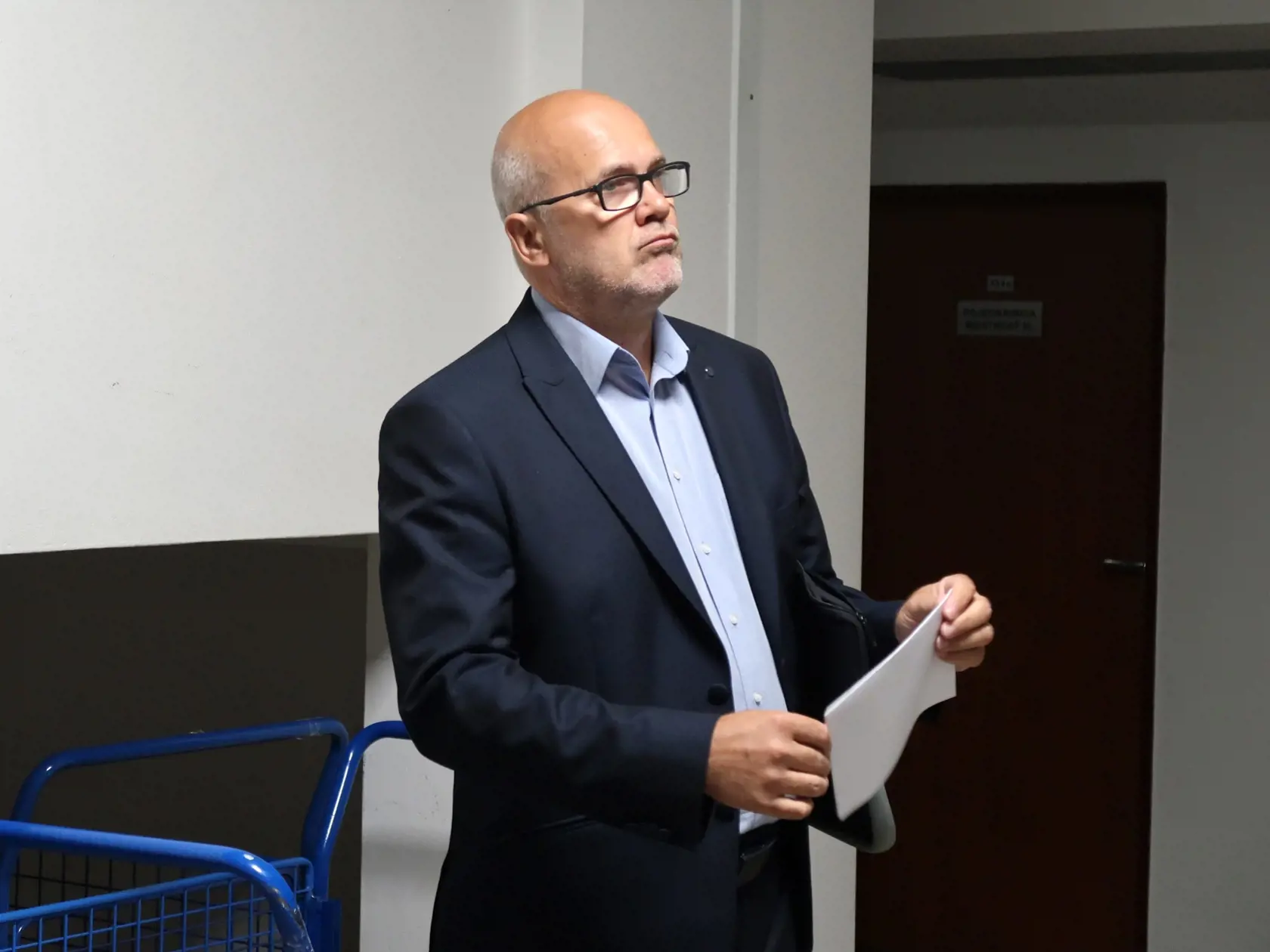 Na snímke bývalý zamestnanec Univerzity Komenského v Bratislave Milan T. na Špecializovanom súde trestnom súde 21. júla 2023 v Pezinku. ŠTS v Pezinku rozhoduje o návrhu na schválenie dohody o vine a treste v korupčnom prípade bývalého zamestnanca Univerzity Komenského (UK) v Bratislave Milana T.  Vyšetrovateľ Národnej kriminálnej agentúry zadržal Milana T. 19. apríla pri preberaní úplatku vo výške 20.000 eur. Vyžiadať si ho mal v súvislosti s preberacím konaním vykonaných stavebných prác na Prír
