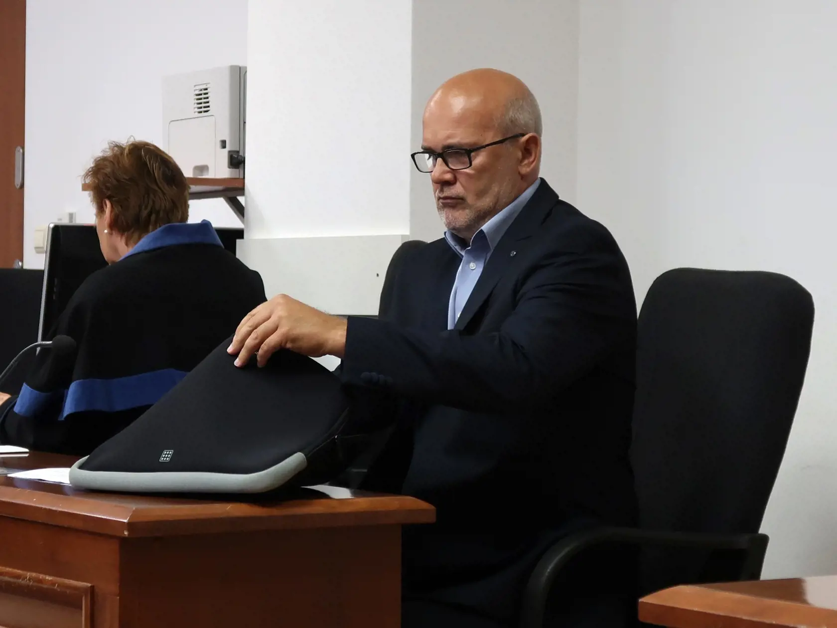 Na snímke bývalý zamestnanec Univerzity Komenského v Bratislave Milan T. na Špecializovanom súde trestnom súde 21. júla 2023 v Pezinku. ŠTS v Pezinku rozhoduje o návrhu na schválenie dohody o vine a treste v korupčnom prípade bývalého zamestnanca Univerzity Komenského (UK) v Bratislave Milana T.  Vyšetrovateľ Národnej kriminálnej agentúry zadržal Milana T. 19. apríla pri preberaní úplatku vo výške 20.000 eur. Vyžiadať si ho mal v súvislosti s preberacím konaním vykonaných stavebných prác na Prír
