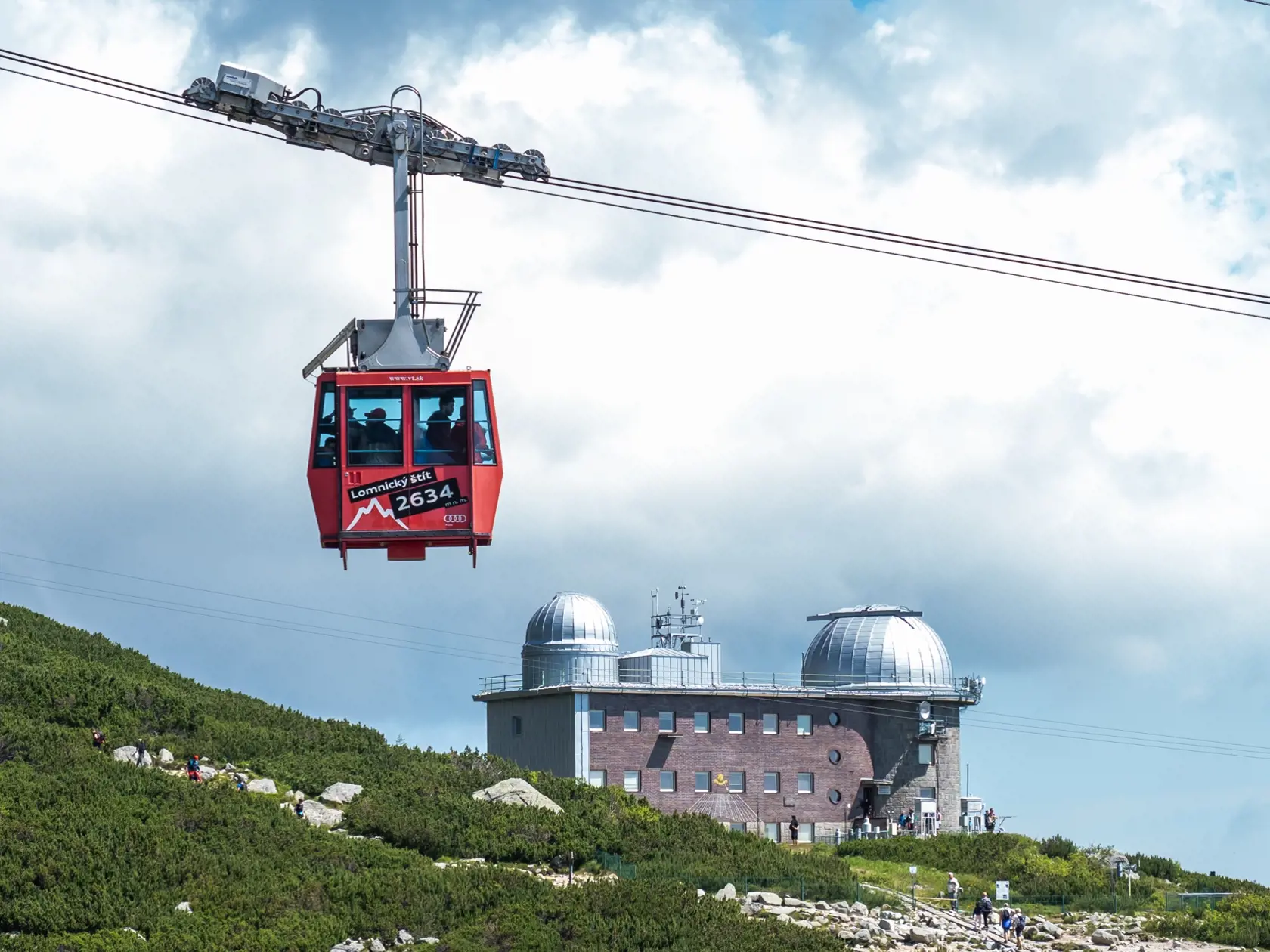 Na snímke lanovka na Lomnický štít, v pozadí Observatórium, počas Dňa otvorených dverí na Astronomických observatóriách vo Vysokých Tatrách na Skalnatom plese 16. júla 2023. FOTO TASR - Veronika Mihaliková