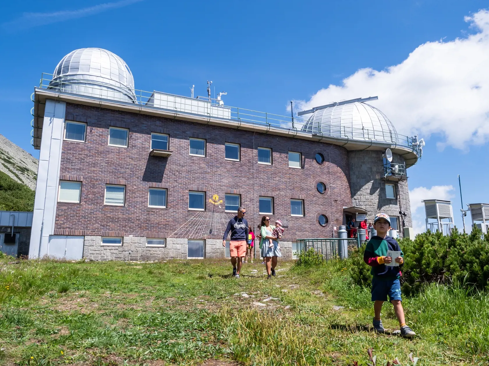 Na snímke turisti odchádzajú z prehliadky Observatória počas Dňa otvorených dverí na Astronomických observatóriách vo Vysokých Tatrách na Skalnatom plese 16. júla 2023. FOTO TASR - Veronika Mihaliková