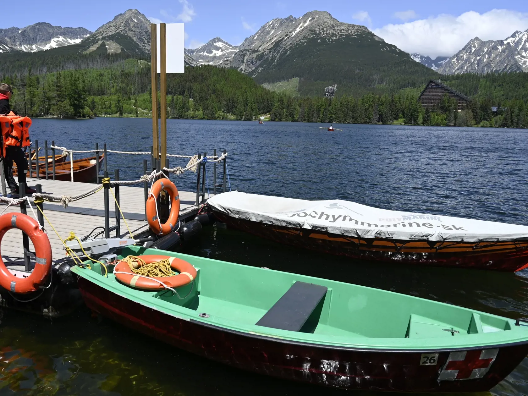Na snímke návštevníci sa člnkujú na Štrbskom plese (1351 m n.m.) v pondelok 12. júna 2023. FOTO TASR - Roman Hanc