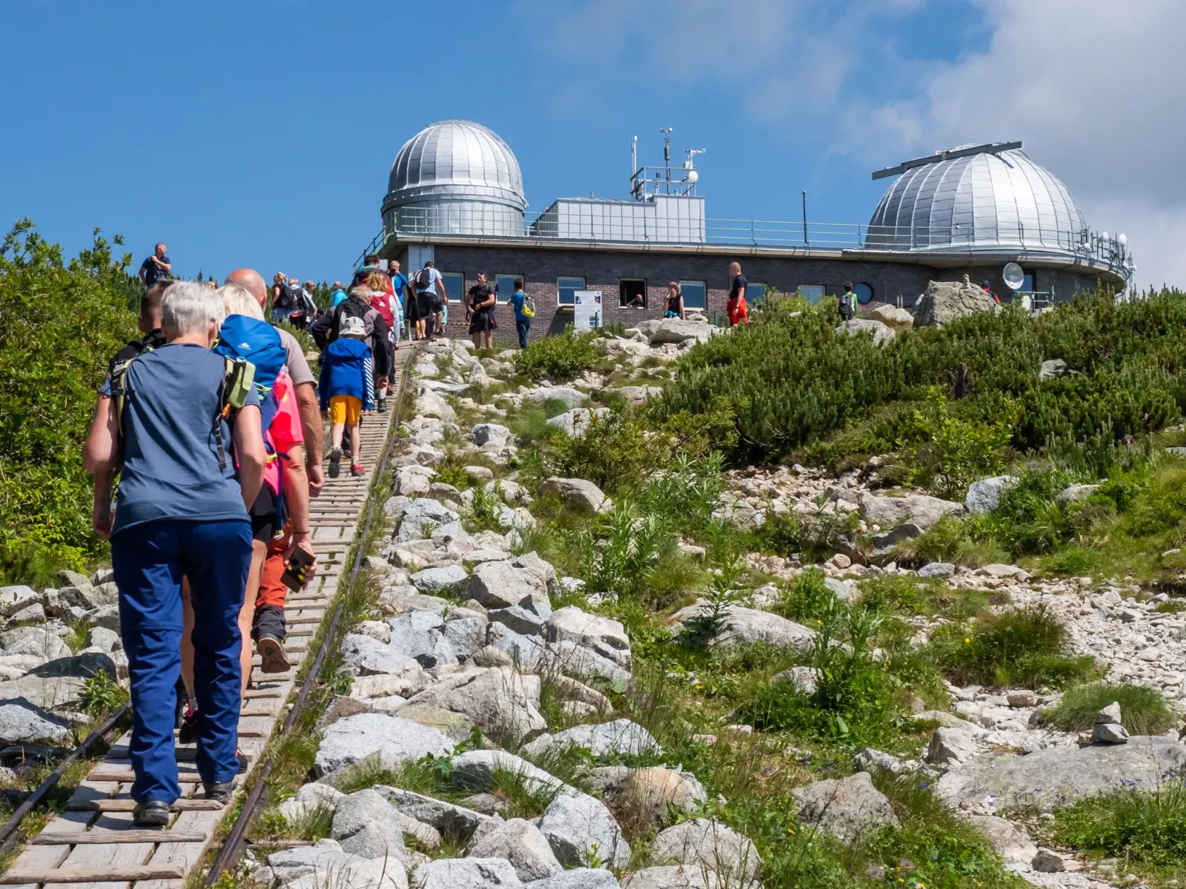 Na snímke turisti kráčajú k Observatóriu počas Dňa otvorených dverí na Astronomických observatóriách vo Vysokých Tatrách na Skalnatom plese 16. júla 2023. FOTO TASR - Veronika Mihaliková