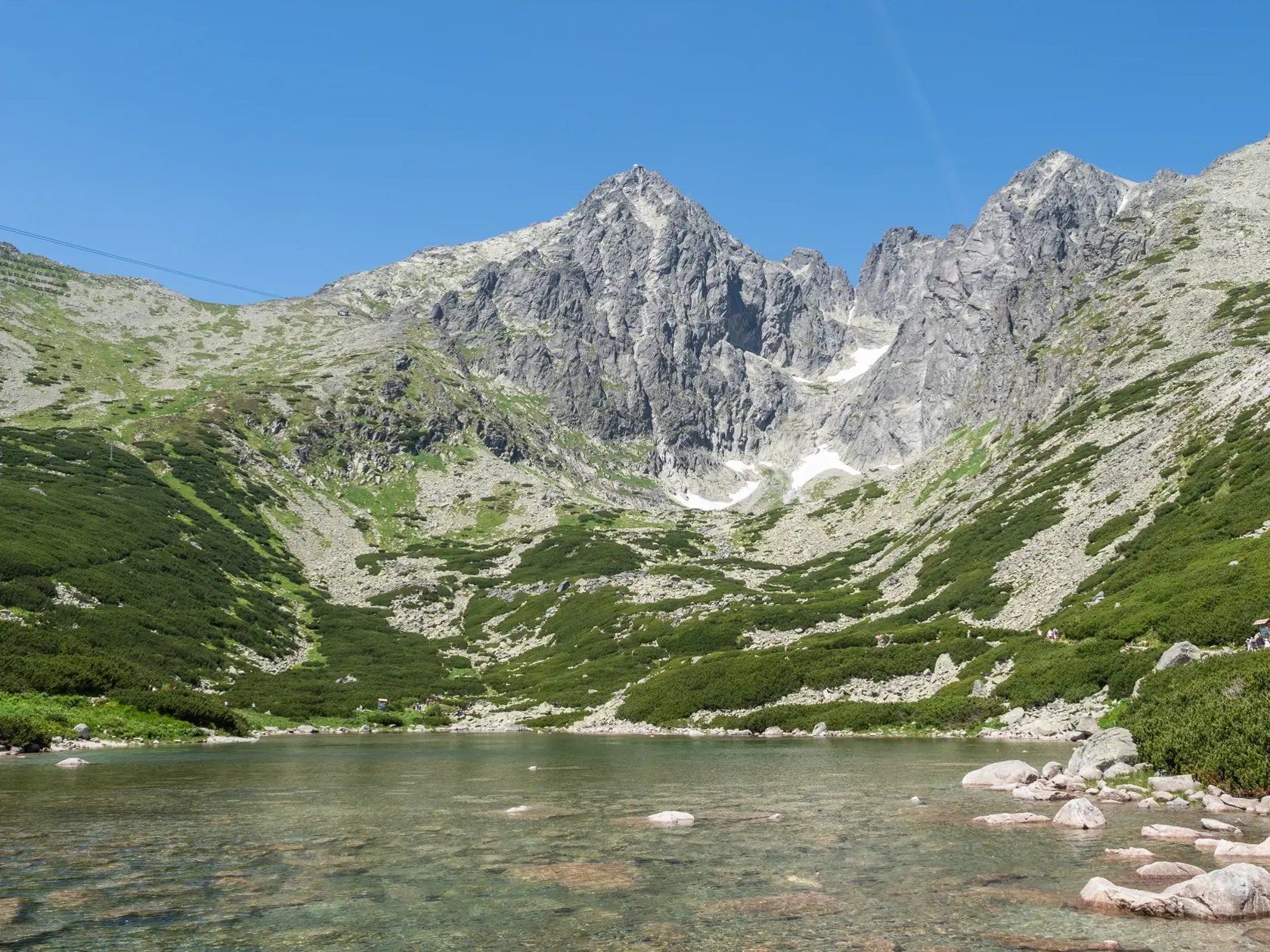 Na snímke pohľad zo Skalnatého plesa na Skalnatú dolinu a Lomnický štít vo Vysokých Tatrách 15. júla 2023. FOTO TASR - Veronika Mihaliková 