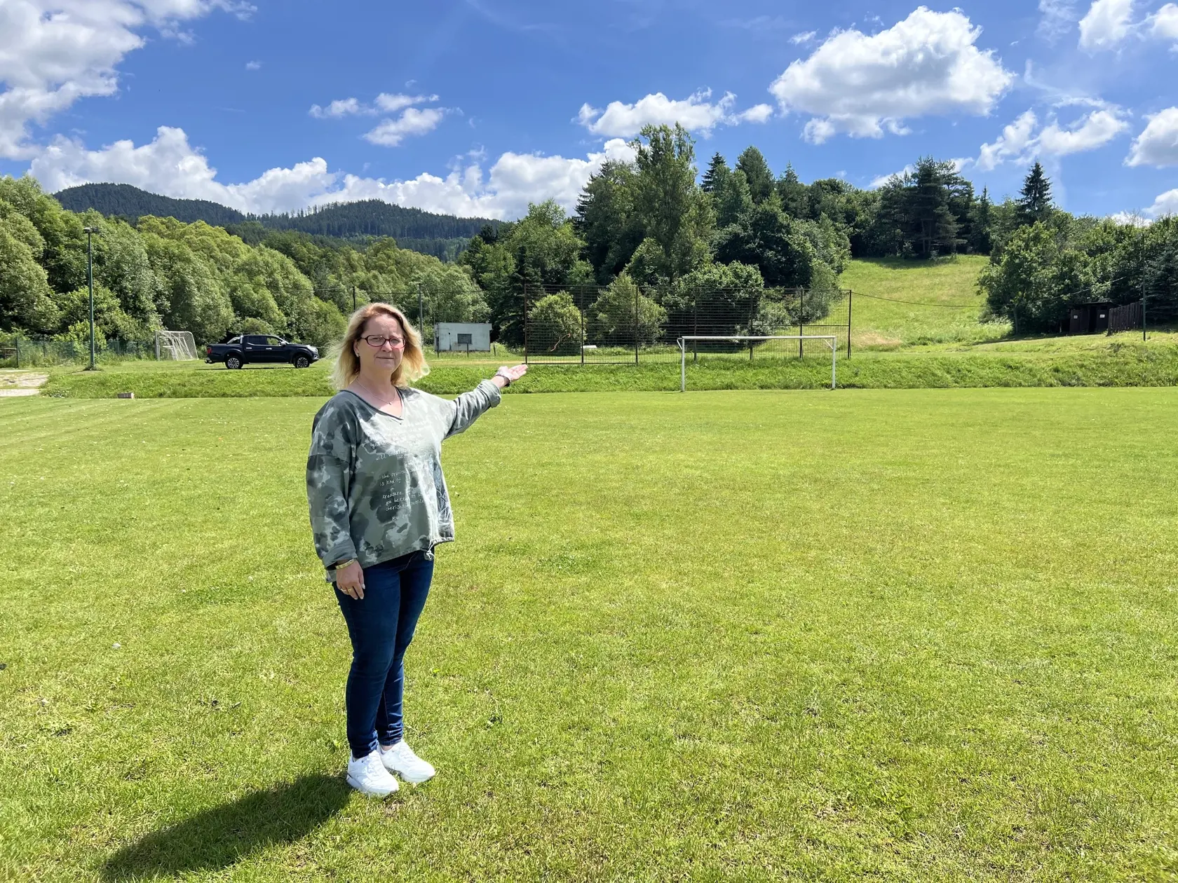 Starostka Jana Ondrejková ukazuje na miesto, kam pred rokom prišiel medveď počas festivalu.