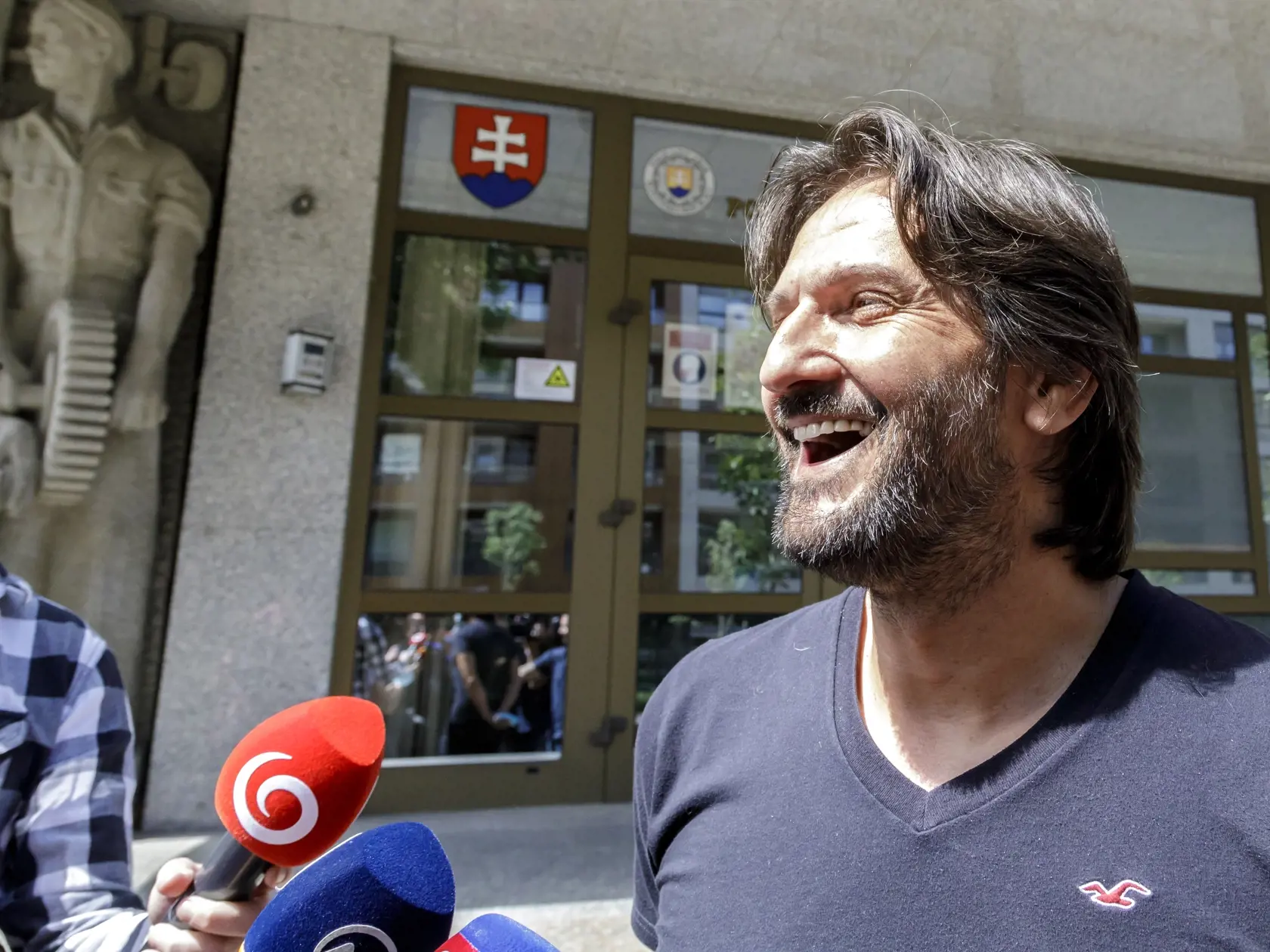 Bývalý minister vnútra Robert Kaliňák (Smer-SD) vypovedal vo štvrtok v bratislavskom sídle Národnej kriminálnej agentúry (NAKA). Po skončení pre novinárov potvrdil, že bol vypovedať ako svedok v súvislosti s kauzou Očistec. Na snímke exminister vnútra Robert Kaliňák (vpravo) odpovedá na otázky novinárov po výsluchu v Bratislave 19. augusta 2021. FOTO TASR - Dano Veselský