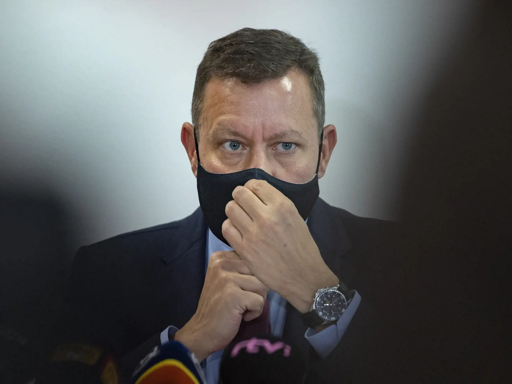 Na snímke špeciálny prokurátor Daniel Lipšic počas brífingu na Úrade špeciálnej prokuratúry GR SR  7. septembra 2021 v Pezinku. V prípade nezvestnej Andrey V., ktorú uniesli v roku 2016, by sa mohlo obnoviť konanie. Po tom, ako sa našli s najväčšou pravdepodobnosťou jej pozostatky v plastovom sude pri prehliadke priestorov vo Veľkých Ripňanoch v súvislosti s iným trestným stíhaním, sa má začať stíhanie pre obzvlášť závažný zločin úkladnej vraždy. Stíhať majú jej exmanžela Miroslava V. V tejto ve
