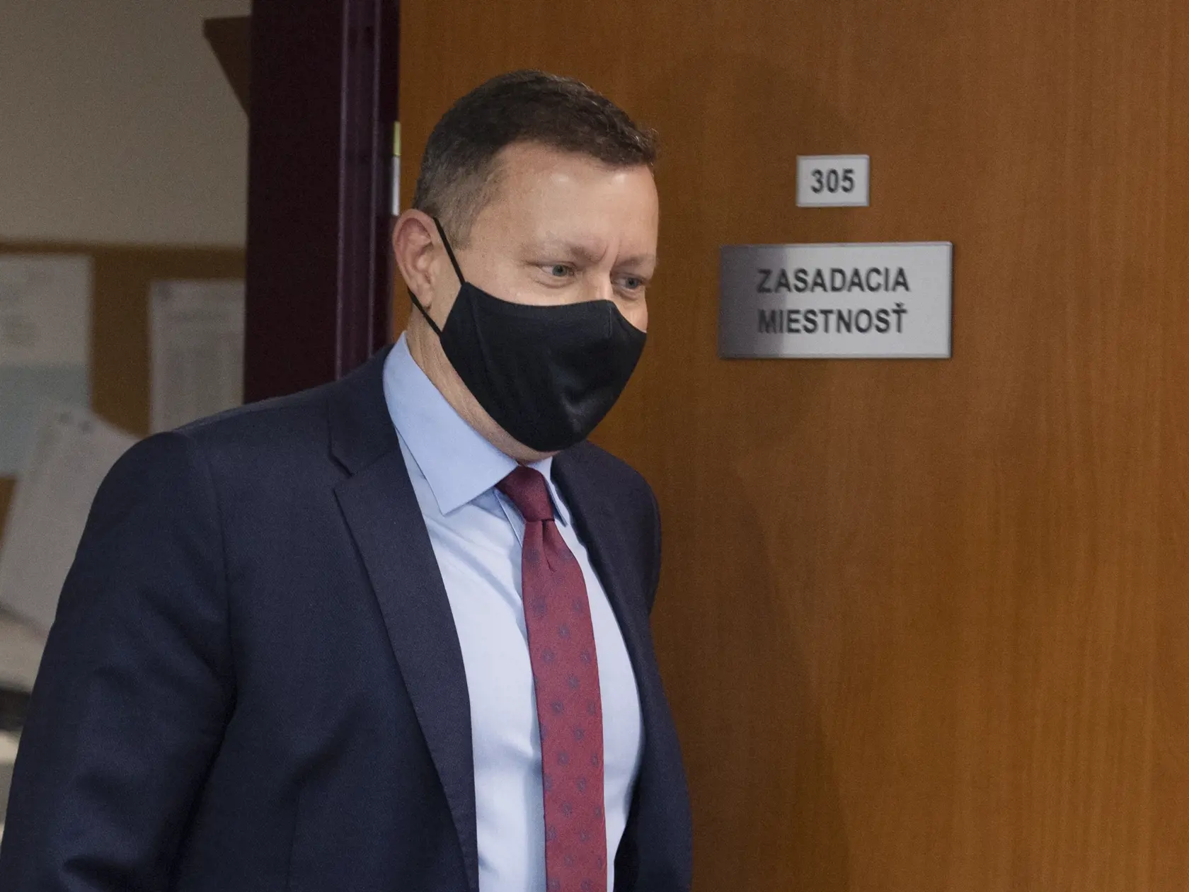 Na snímke špeciálny prokurátor Daniel Lipšic prichádza na brífing na Úrade špeciálnej prokuratúry GR SR  7. septembra 2021 v Pezinku. V prípade nezvestnej Andrey V., ktorú uniesli v roku 2016, by sa mohlo obnoviť konanie. Po tom, ako sa našli s najväčšou pravdepodobnosťou jej pozostatky v plastovom sude pri prehliadke priestorov vo Veľkých Ripňanoch v súvislosti s iným trestným stíhaním, sa má začať stíhanie pre obzvlášť závažný zločin úkladnej vraždy. Stíhať majú jej exmanžela Miroslava V. V te