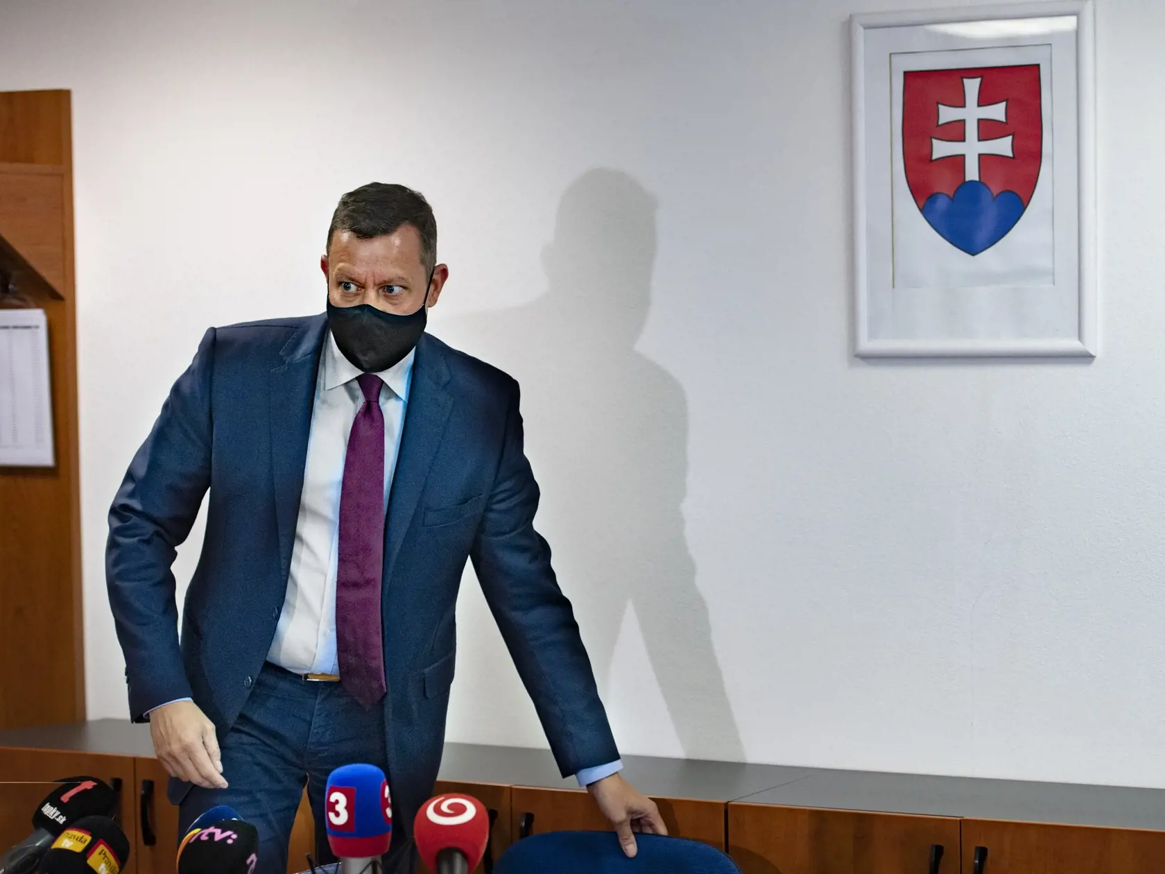 Na snímke špeciálny prokurátor Daniel Lipšic počas brífingu na Úrade špeciálnej prokuratúry GR SR  7. septembra 2021 v Pezinku. V prípade nezvestnej Andrey V., ktorú uniesli v roku 2016, by sa mohlo obnoviť konanie. Po tom, ako sa našli s najväčšou pravdepodobnosťou jej pozostatky v plastovom sude pri prehliadke priestorov vo Veľkých Ripňanoch v súvislosti s iným trestným stíhaním, sa má začať stíhanie pre obzvlášť závažný zločin úkladnej vraždy. Stíhať majú jej exmanžela Miroslava V. V tejto ve