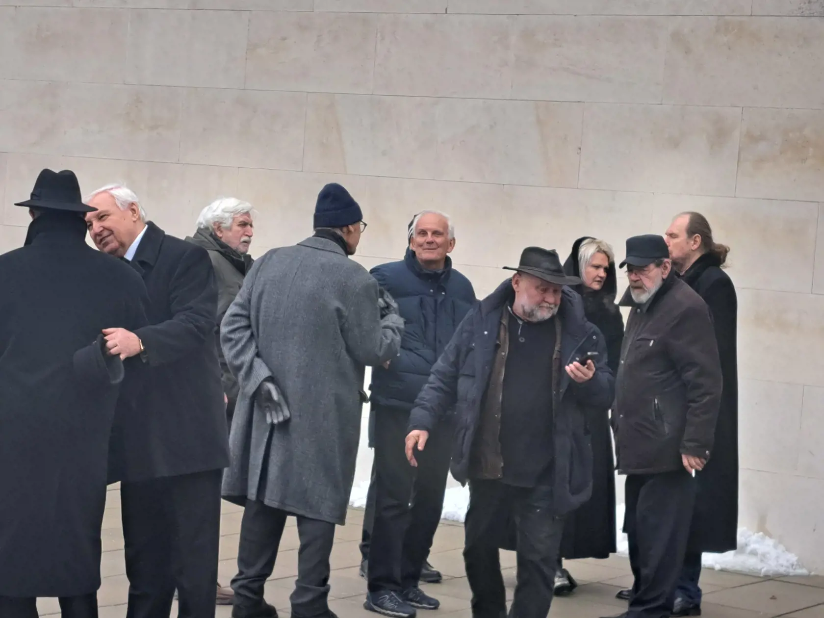 Do bratislavského krematória sa dnes prišla s Jánom Cuperom rozlúčiť najbližšia rodina, známi i kamaráti, s ktorými sa roky pravidelne stretával.