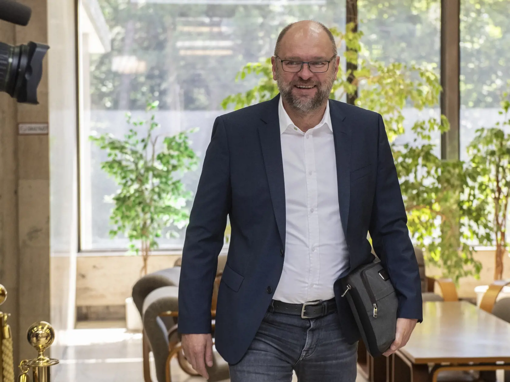 „Prerušenie dodávok nastalo po tom, ako sa vyskytli technické problémy na úrovni bánk v súvislosti s platbami za tranzitné poplatky z ruskej strany. Výrobný proces v bratislavskej rafinérii napriek tomu funguje bez prerušenia a zásobovanie trhu je plynulé,“ priblížil Molnár.