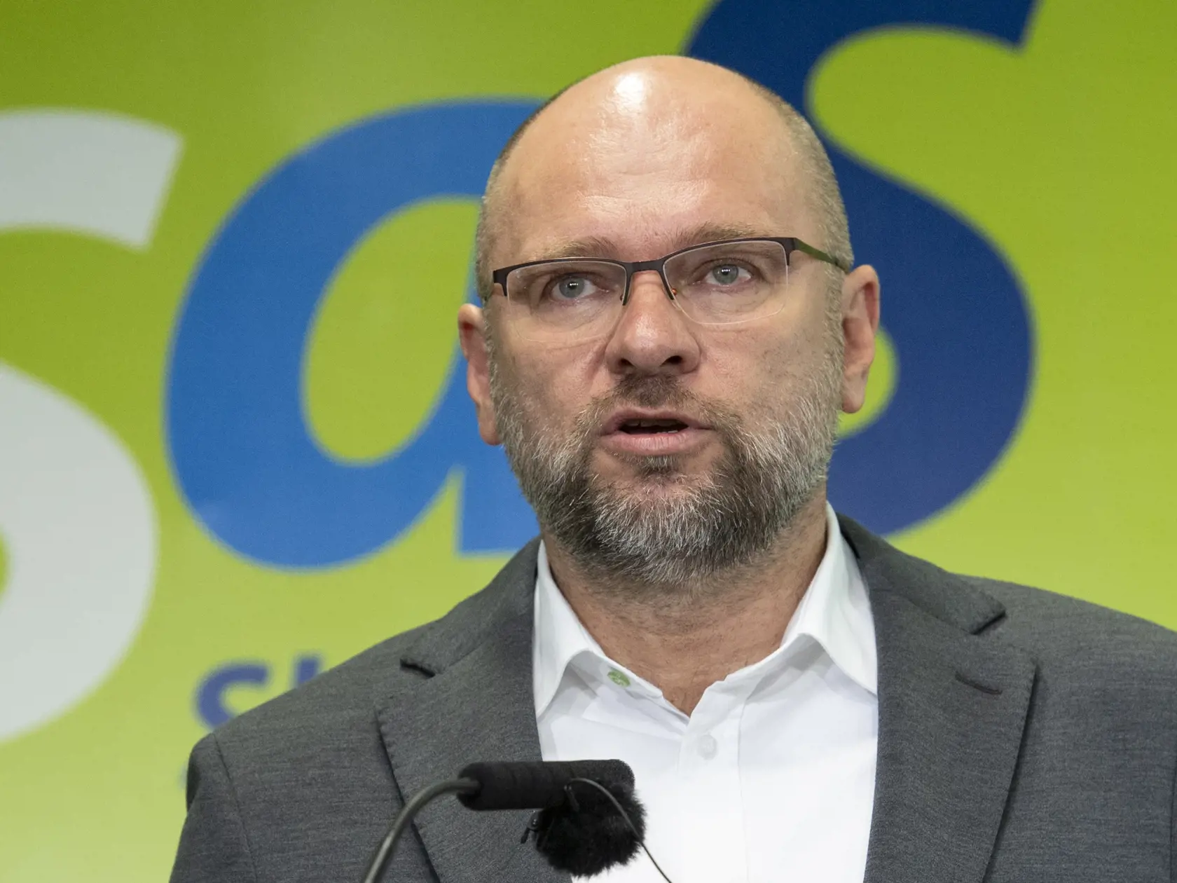 Ukrajinská prepravná spoločnosť pozitívne zareagovala na návrh spoločností Slovnaft a MOL uhradiť tranzitné poplatky za prepravu ropy južnou vetvou ropovodu Družba. Slovnaft už platbu uskutočnil na účet spoločnosti a očakáva, že na základe toho sa v najbližších dňoch dodávky ropy obnovia. Informoval o tom v stredu hovorca Slovnaftu Anton Molnár, podľa ktorého s týmto riešením súhlasila aj ruská strana.