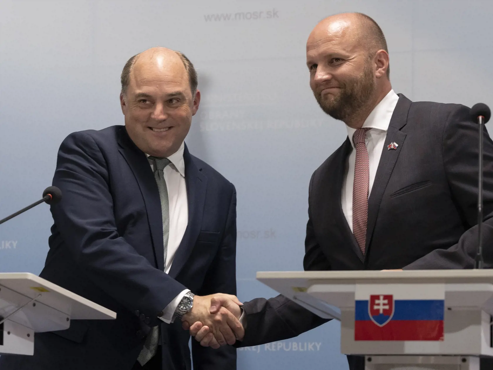 Na snímke sprava minister obrany SR Jaroslav Naď a minister obrany Spojeného kráľovstva Veľkej Británie a Severného Írska Ben Wallace počas tlačovej konferencie 25. júla 2022 v Bratislave.
