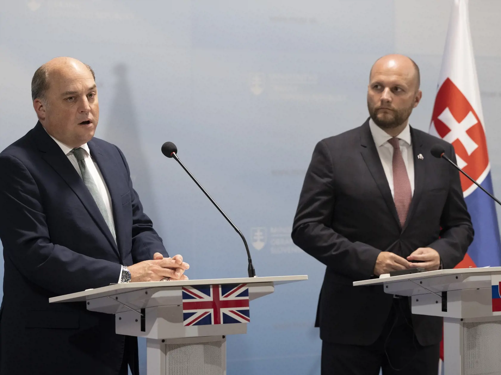 Na snímke sprava minister obrany SR Jaroslav Naď a minister obrany Spojeného kráľovstva Veľkej Británie a Severného Írska Ben Wallace počas tlačovej konferencie 25. júla 2022 v Bratislave.