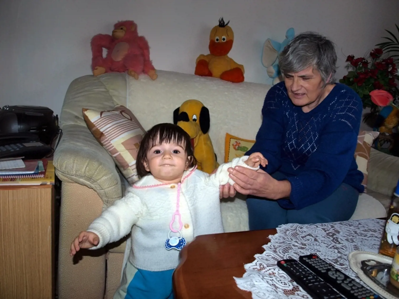 Stará mama prekonala dva infarkty, no pri vnúčati nemá čas myslieť na choroby.