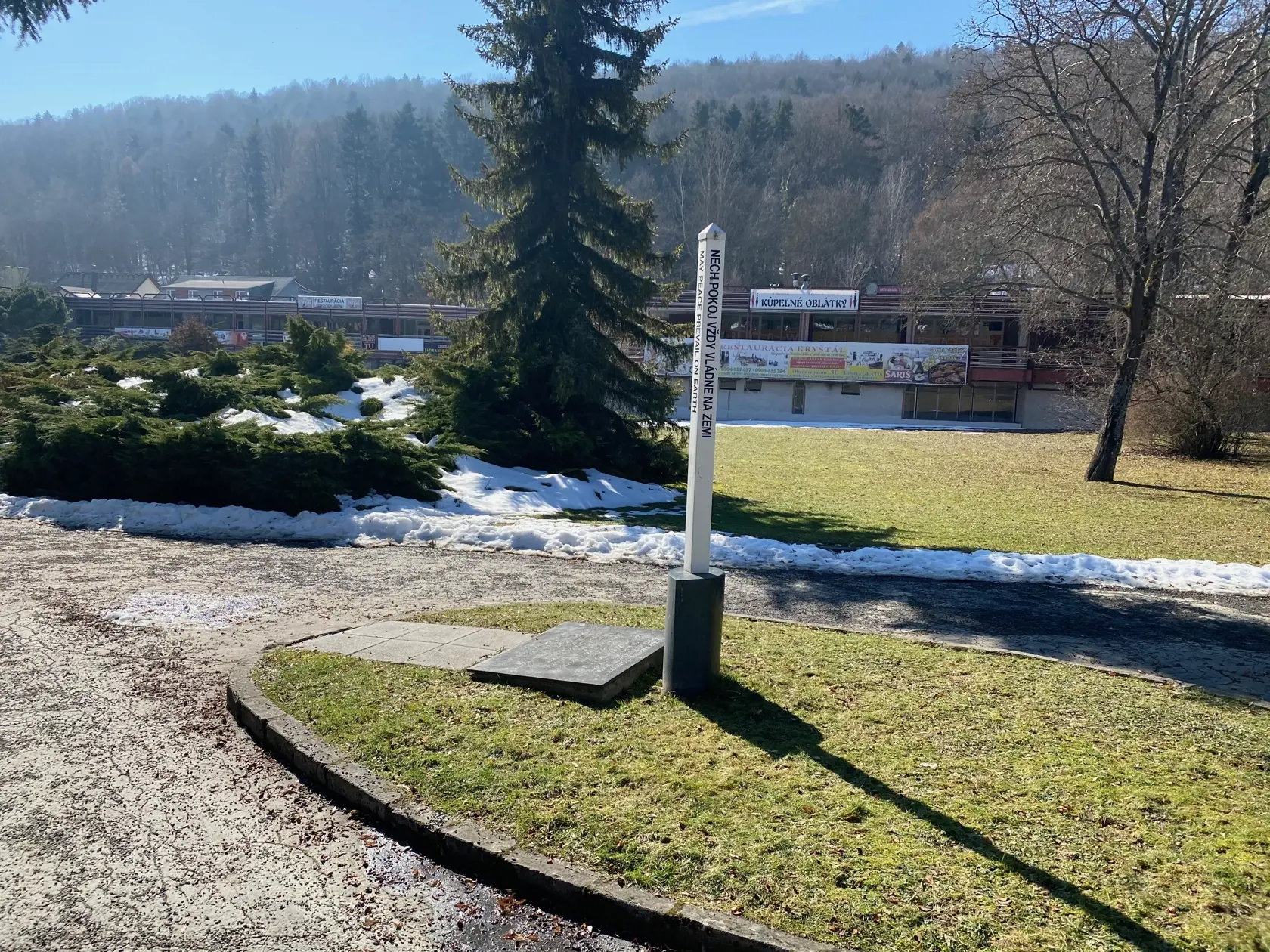 Stĺp mieru stojí v centre Bardejovských kúpeľov.