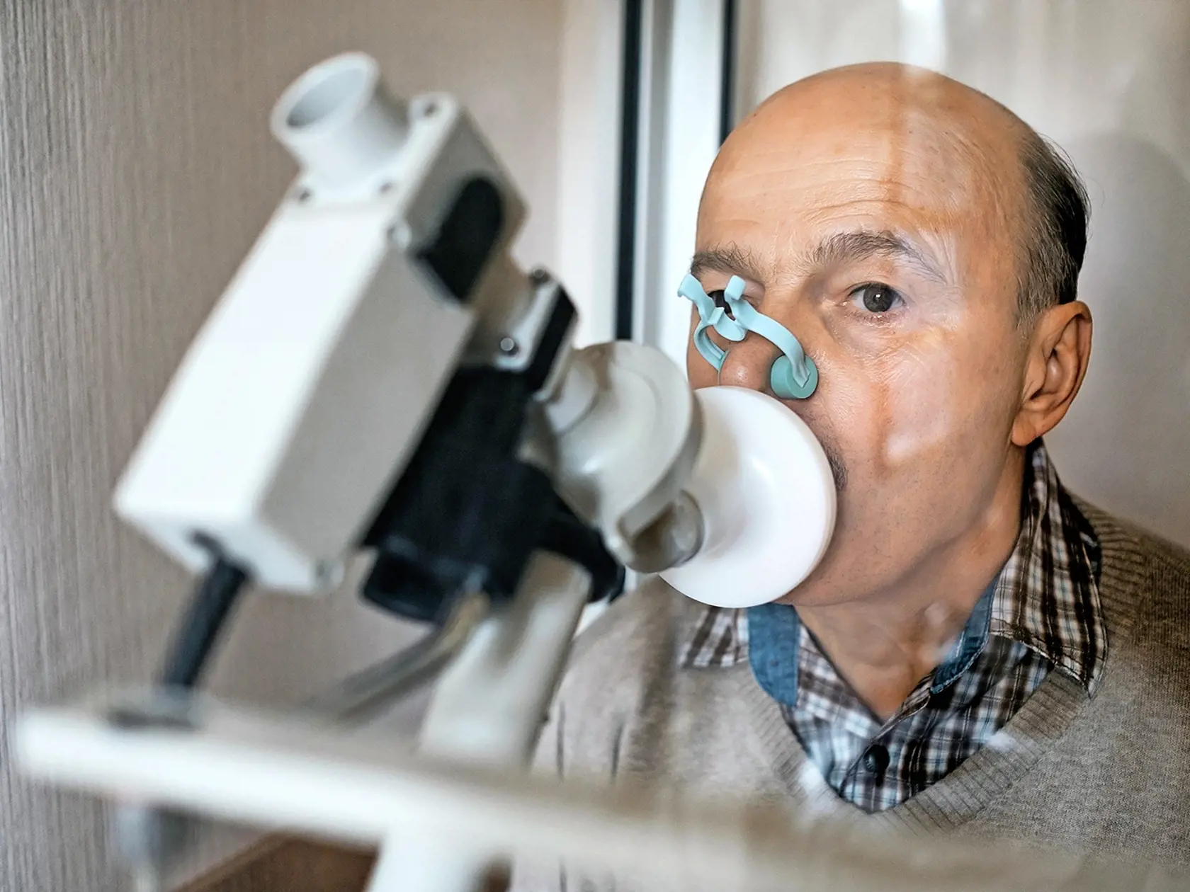 Na pokles pľúcnych funkcií a možnú chorobu pľúc poukáže aj spirometria.