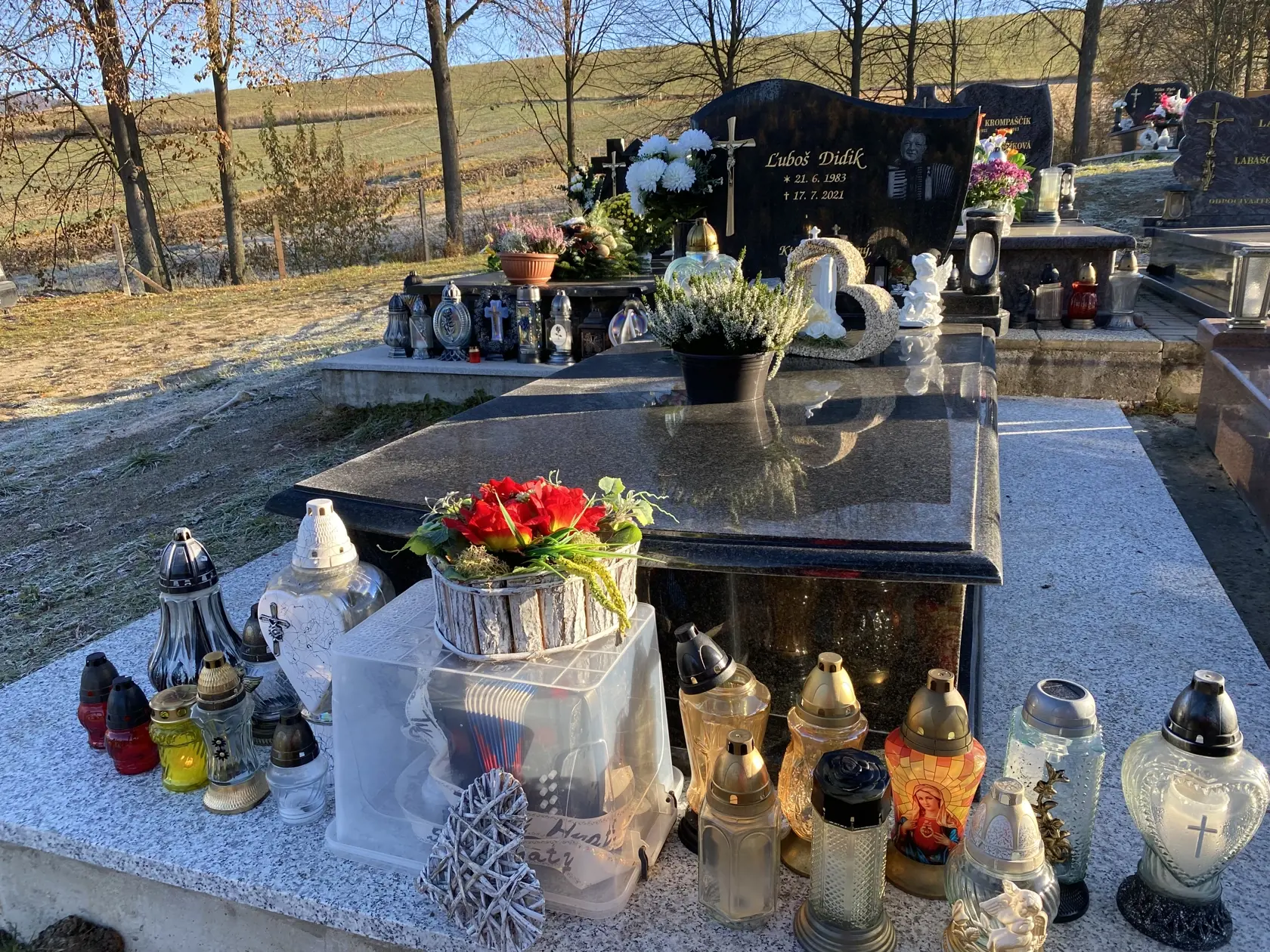 Zosnulému 38-ročnému hudobníkovi Ľubošovi Didíkovi z kapely Rolland z Čirča príbuzní dali po troch mesiacoch od jeho smrti postaviť pomník. Náhrobnú dosku zdobí jeho podobizeň s akordeónom v ruke. Kamarátka mu tam priniesla aj zmenšeninu harmoniky