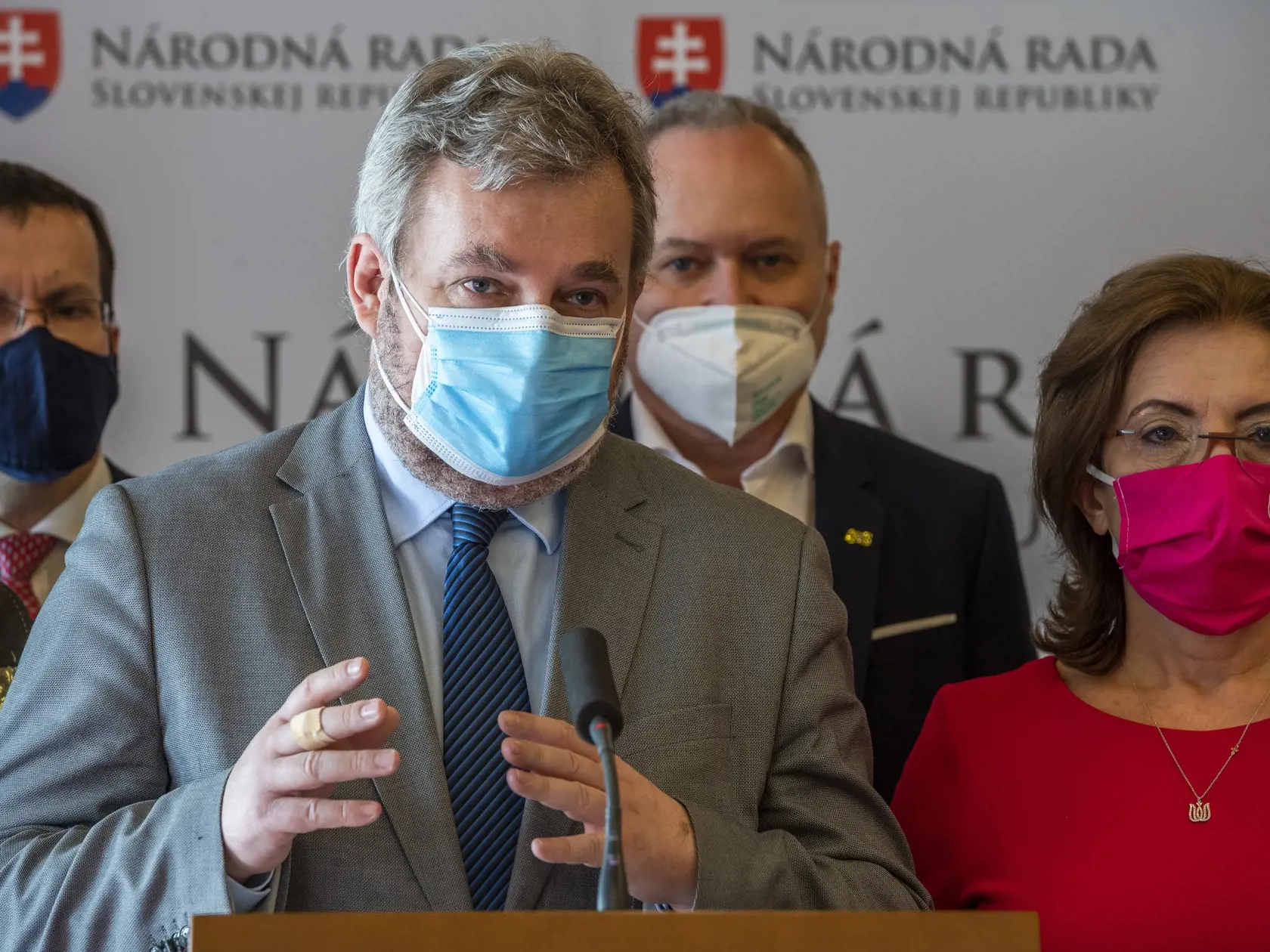 Na snímke zľava poslanci NR SR za SaS Radovan Kazda, Ondrej Dostál, Roman Foltin a predsedníčka klubu SaS Anna Zemanová počas tlačovej konferencie klubu SaS k núdzovému stavu počas 24. schôdze Národnej rady SR v Bratislave 24. februára 2021. FOTO TASR - Jaroslav Novák