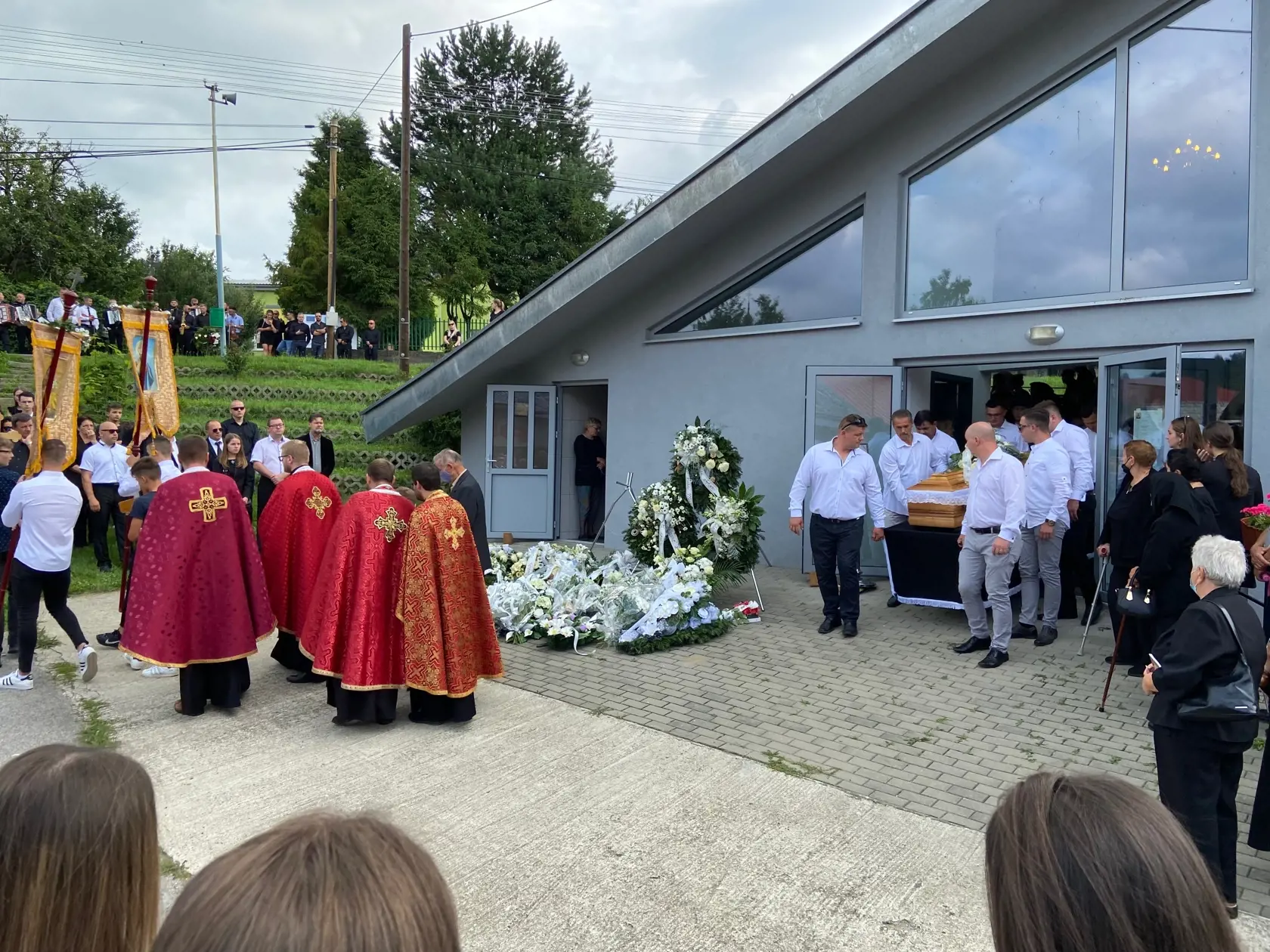 Z domu smútku truhlu zosnulého vyniesli jeho spoluhráči.