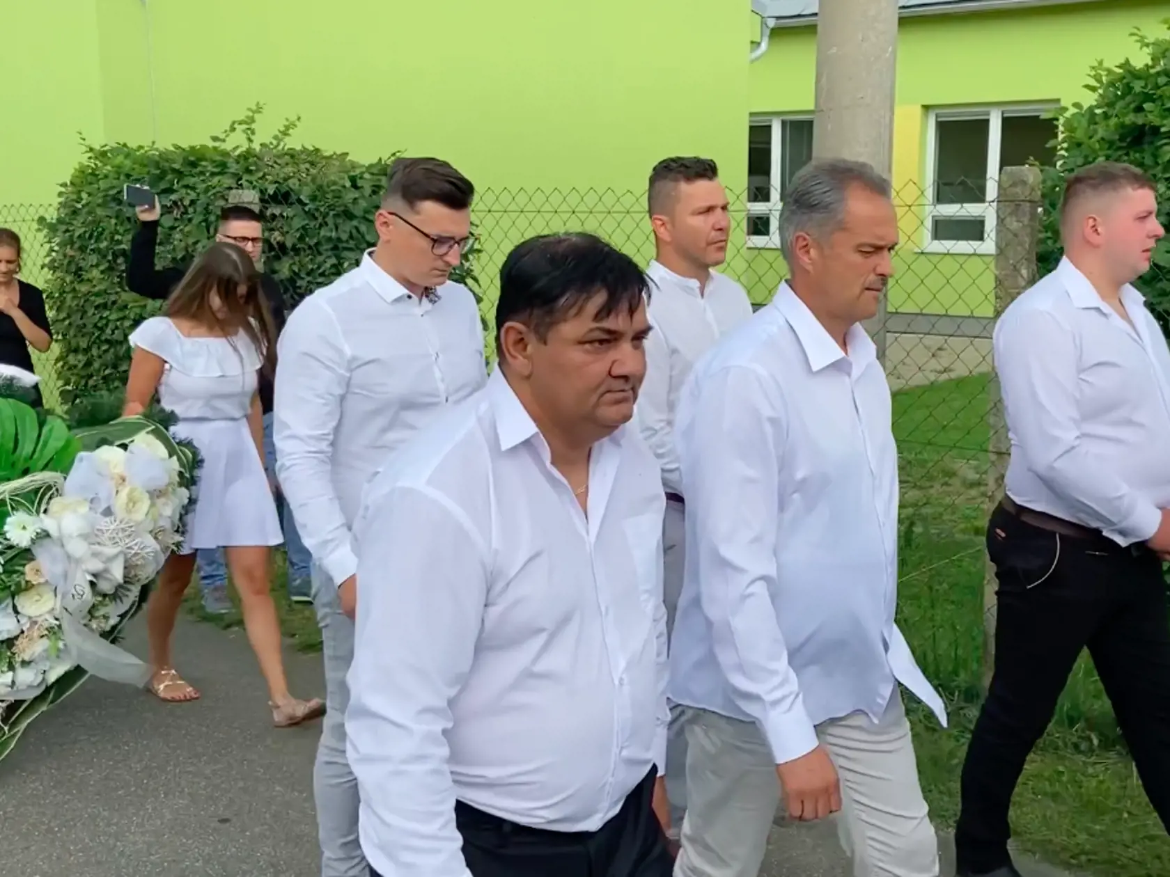 Za truhlou kráčali spoluhráči, vpravo vzadu Miroslav Gernát - kapelník Rollandu a najlepší Ľubošov kamarát: "Doberali sme sa, že Lucia je mojou prvou manželkou a ty, Ľubik, druhou."