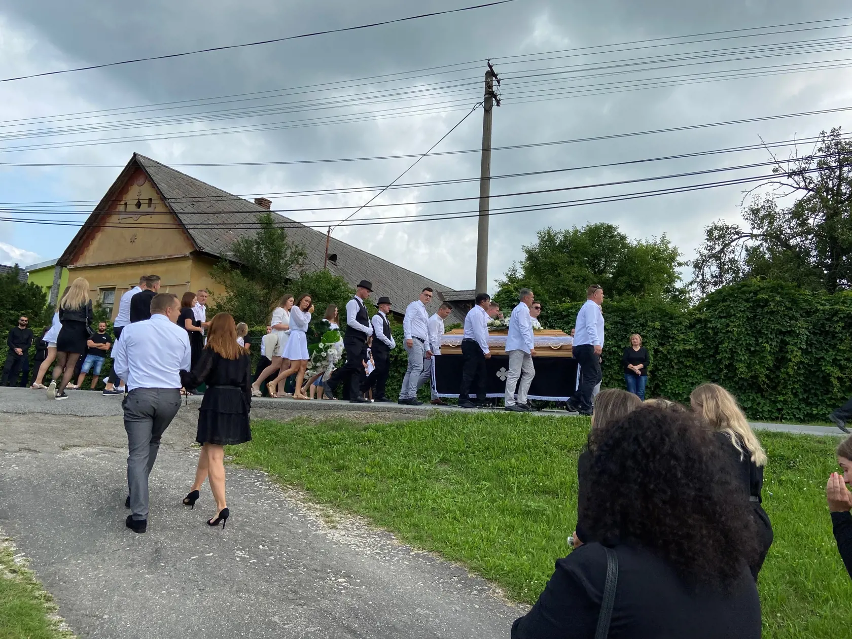 Z domu smútku ho hore brehom na cestu vedúcu k cintorínu vyniesli jeho spoluhráči a tam ho naložili do pohrebného auta.