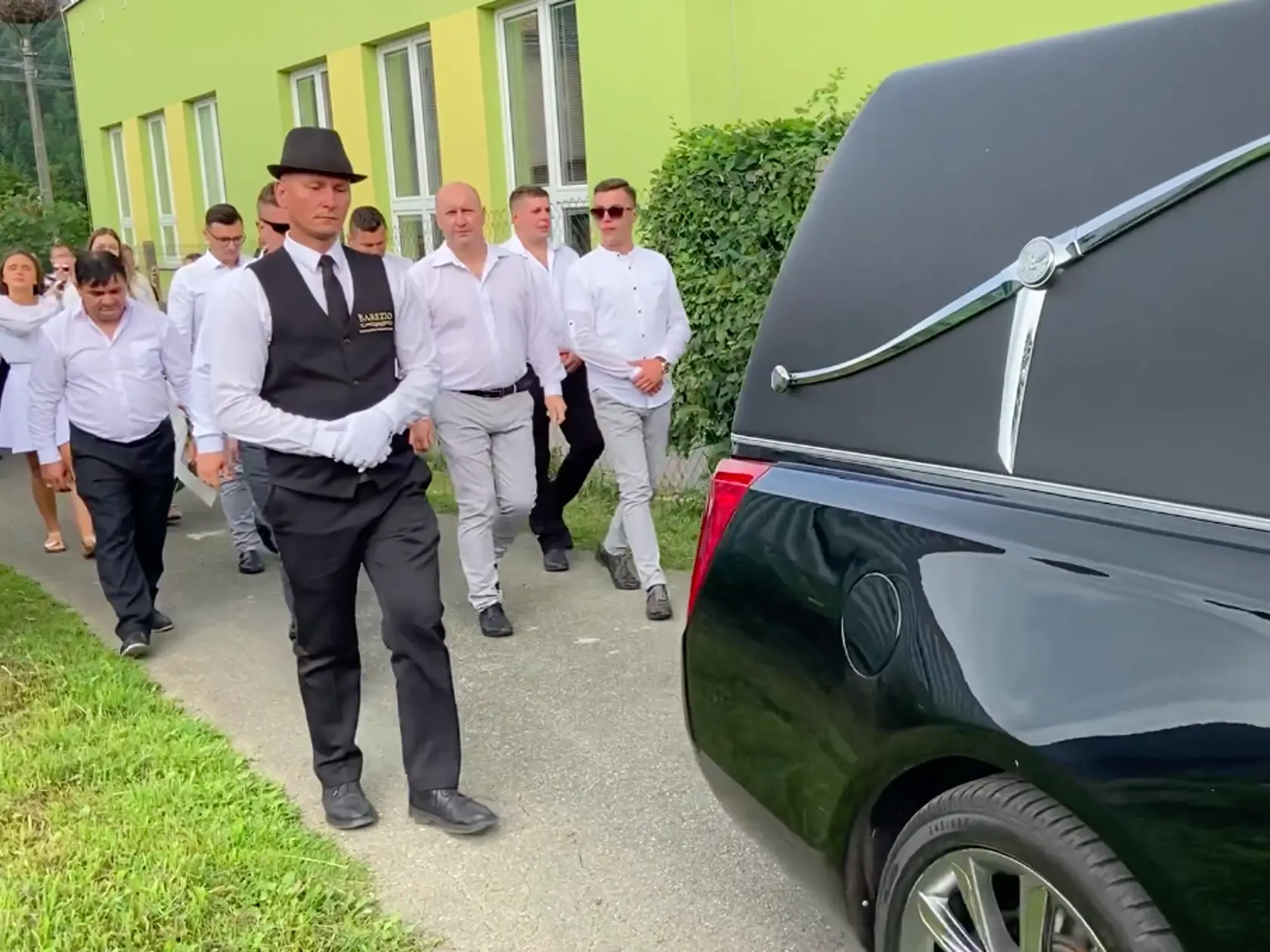 Smútoční hostia kráčali v sprievod za pohrebným autom na cintorín, ako prví šli spoluhráči zosnulého, za nimi príbuzní.