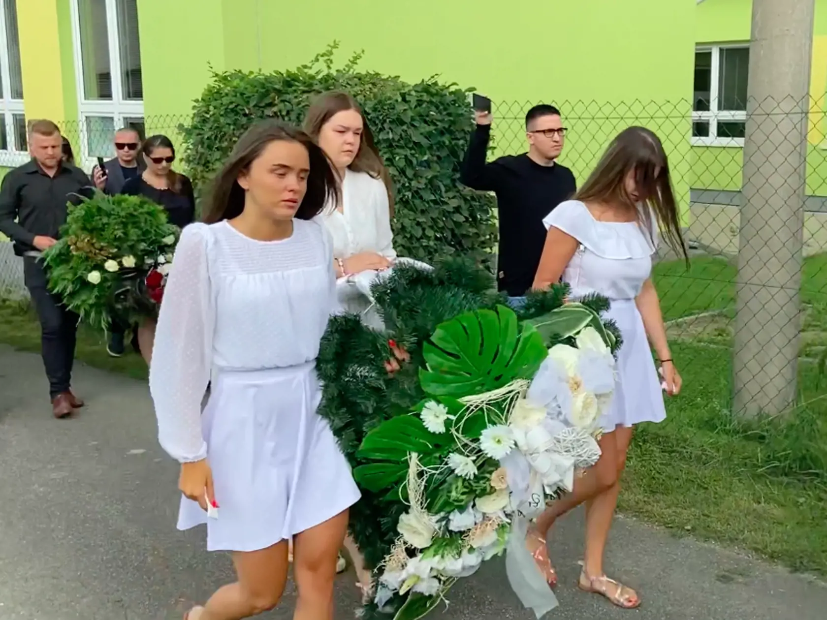 Slečny z Dievčanského tria prišli oblečené v bielom ako nevesty. Na východe je totiž taký zvyk, že ak umrie slobodný muž, symbolicky ho vyprevádza žena v bielom ako nevesta.
